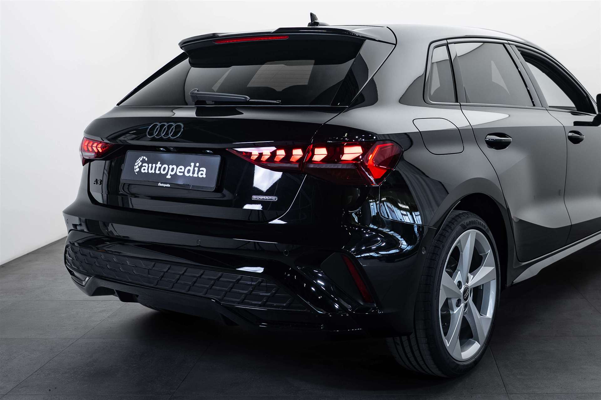 AUDI A3 Sportback 40 TFSi quattro S Line S-Tronic Automat-image-3