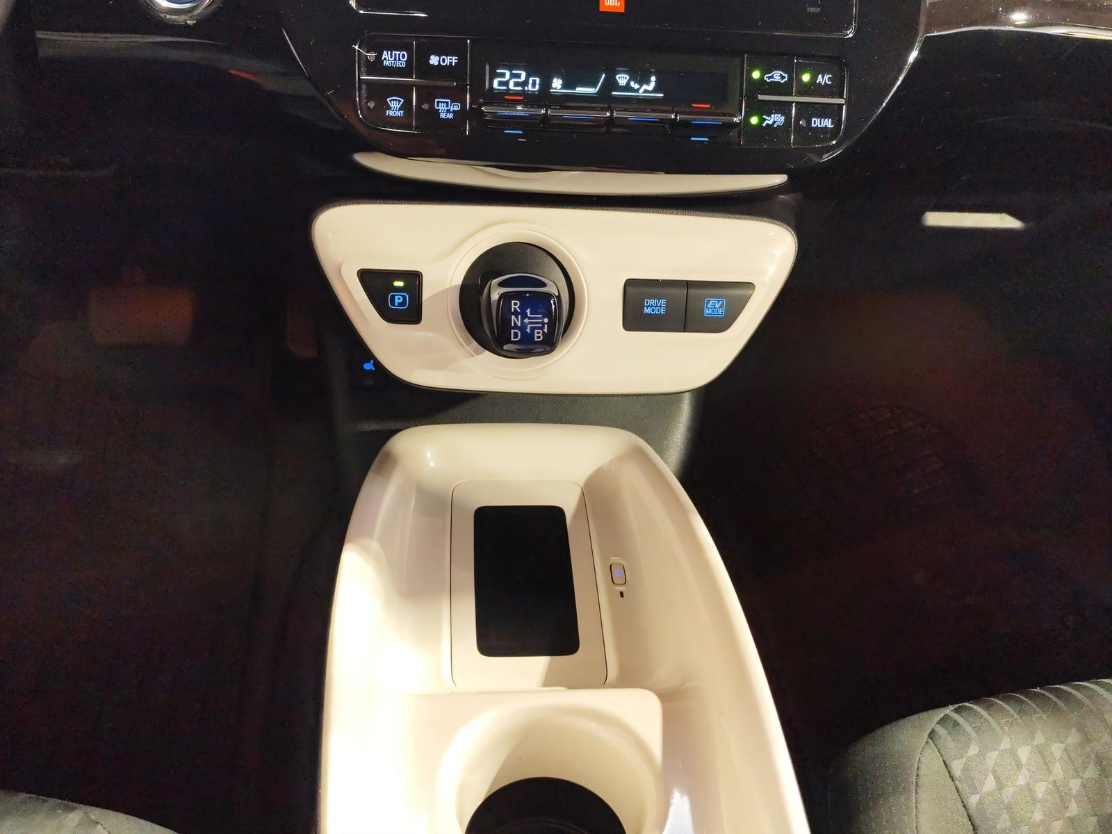 TOYOTA Prius 1.8 VVTi HSD Sol Premium-image-13