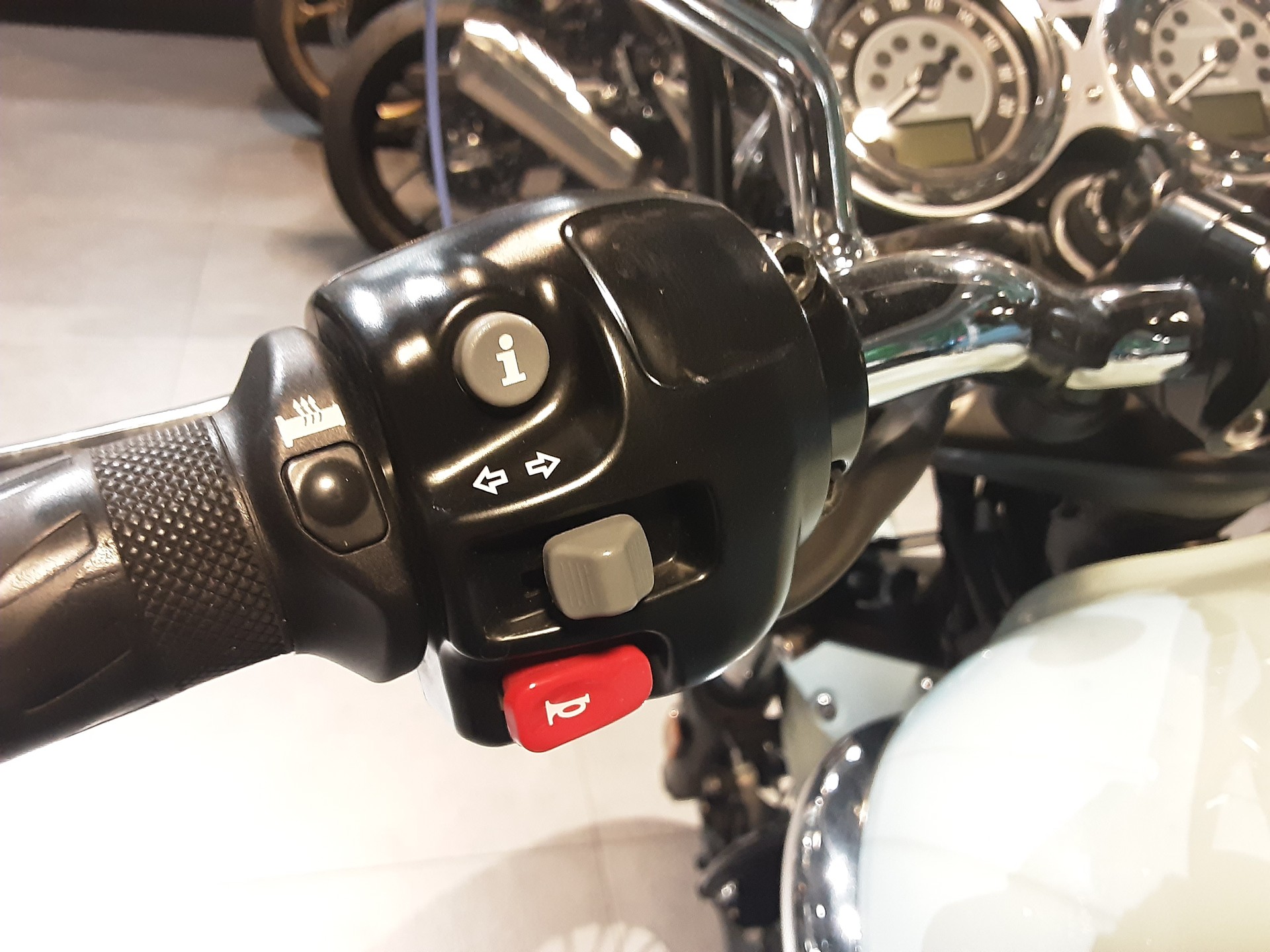 TRIUMPH Bonneville 900 T 100-image-7
