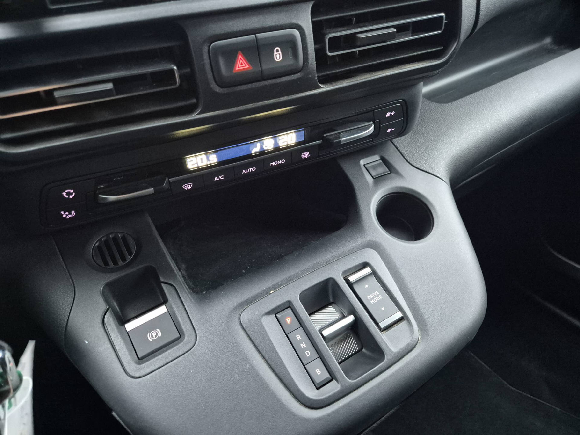 PEUGEOT e-Partner Kaw. 800 Long 50 kWh Premium-image-11