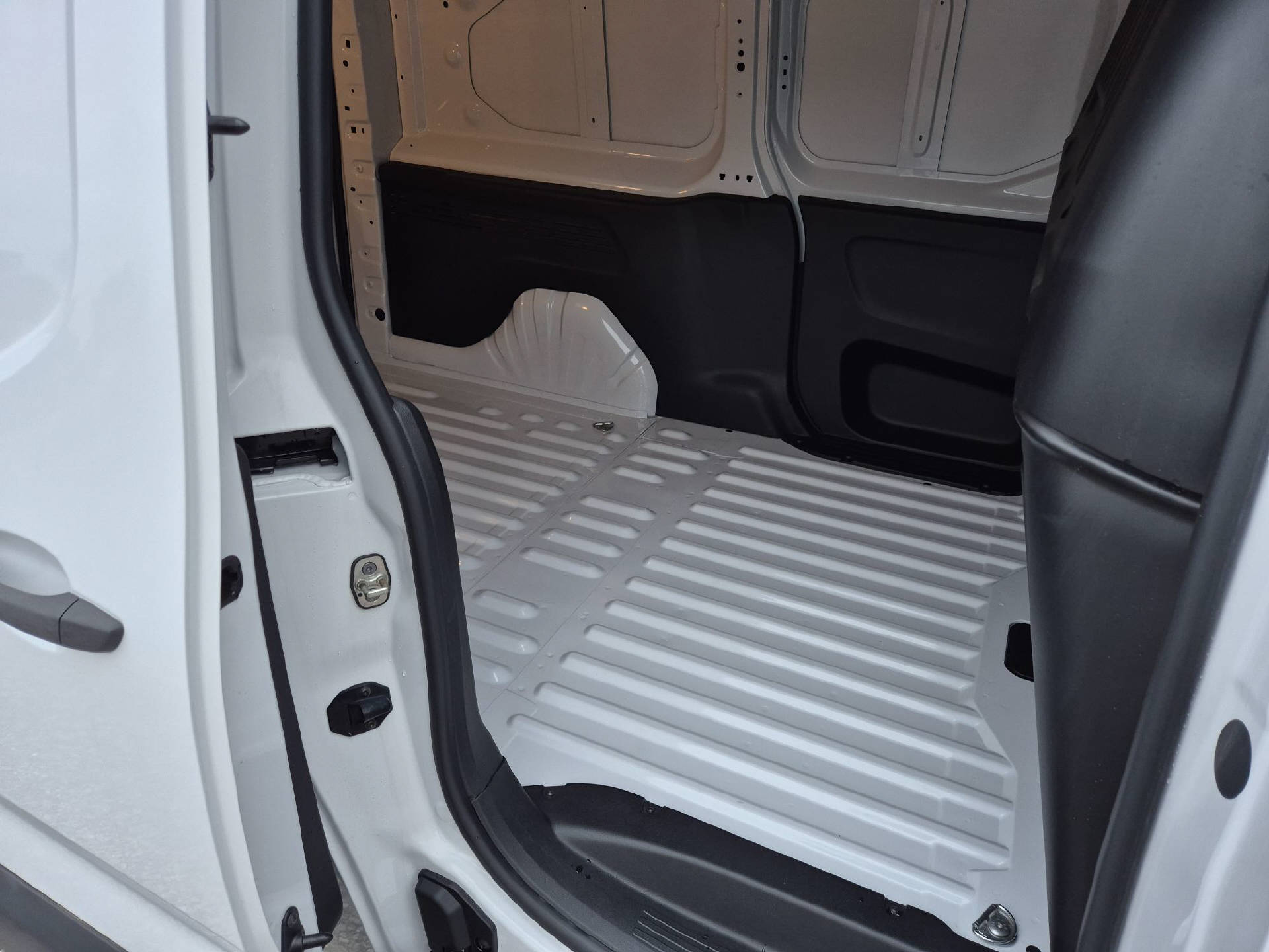 PEUGEOT e-Partner Kaw. 800 Long 50 kWh Premium-image-13
