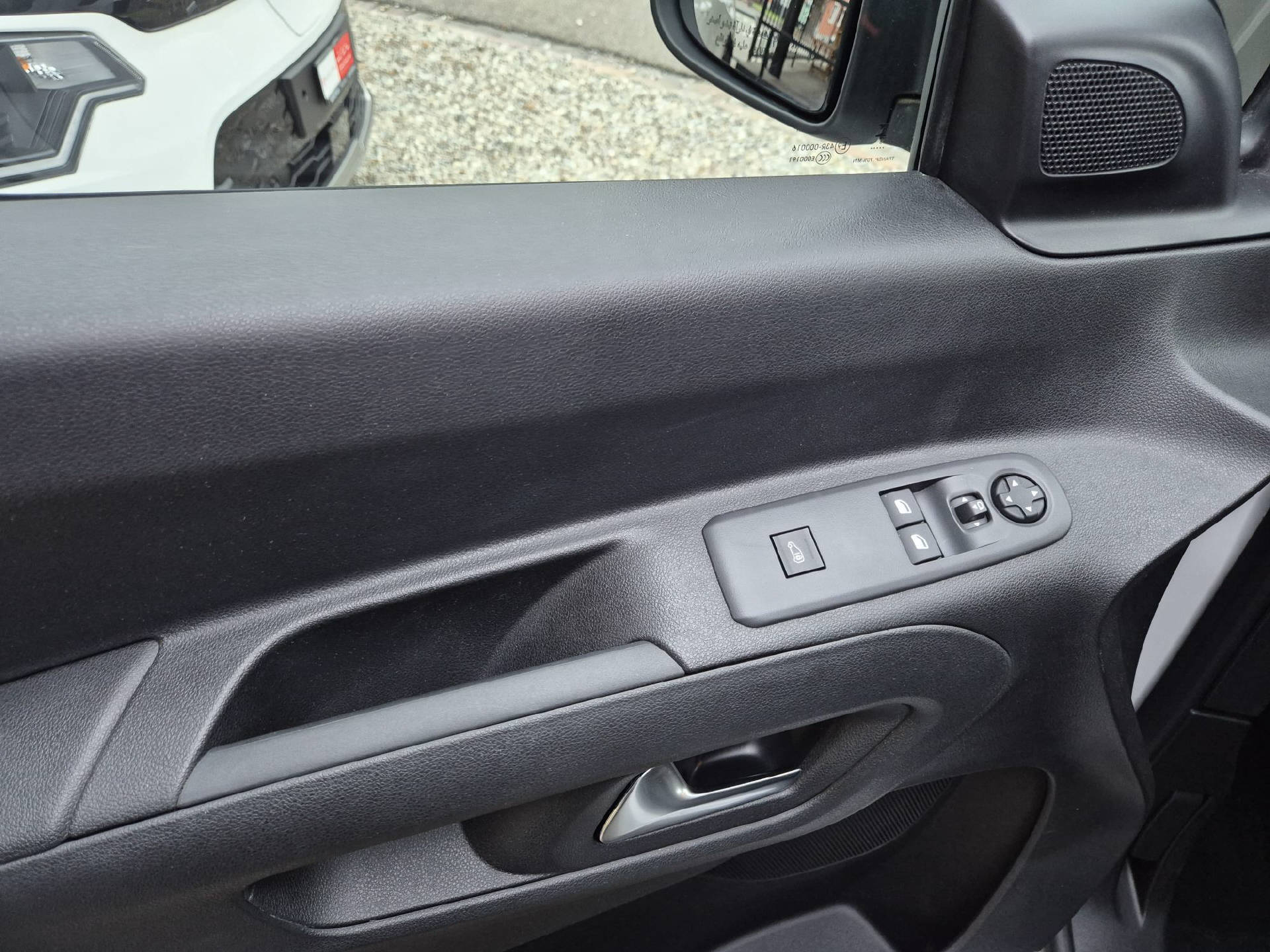 PEUGEOT e-Partner Kaw. 800 Long 50 kWh Premium-image-12