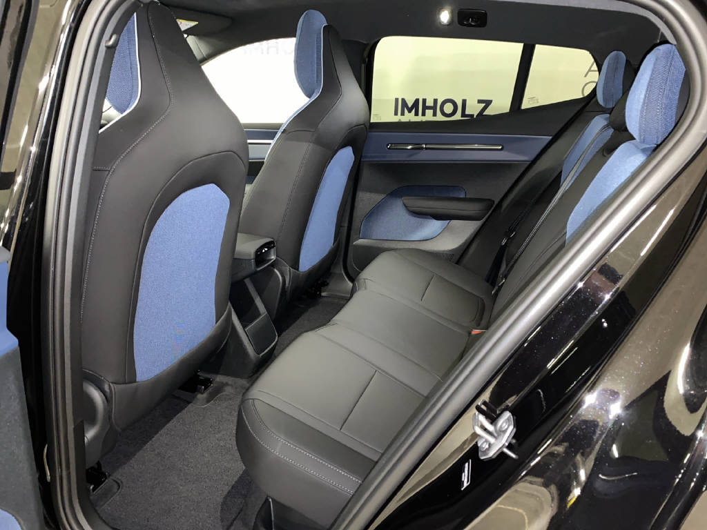 VOLVO EX 30 P8 Twin Ultra Black Edition AWD-image-18
