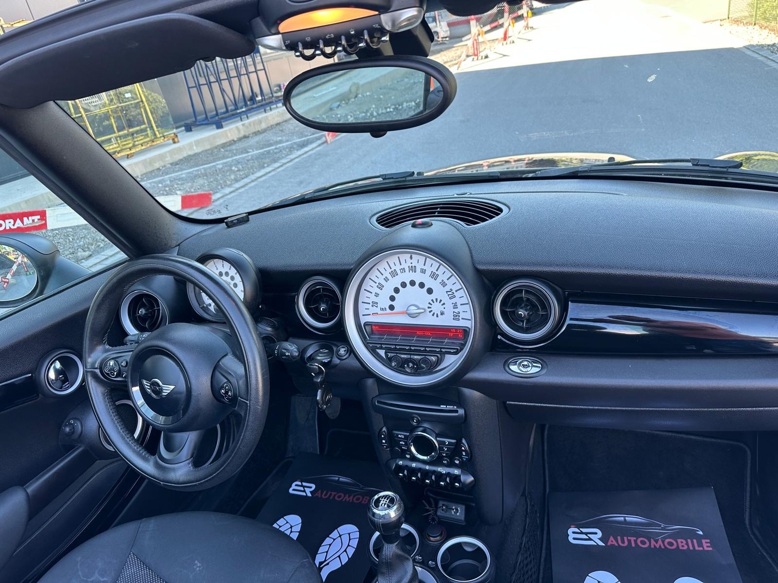 MINI One Cabriolet-image-11