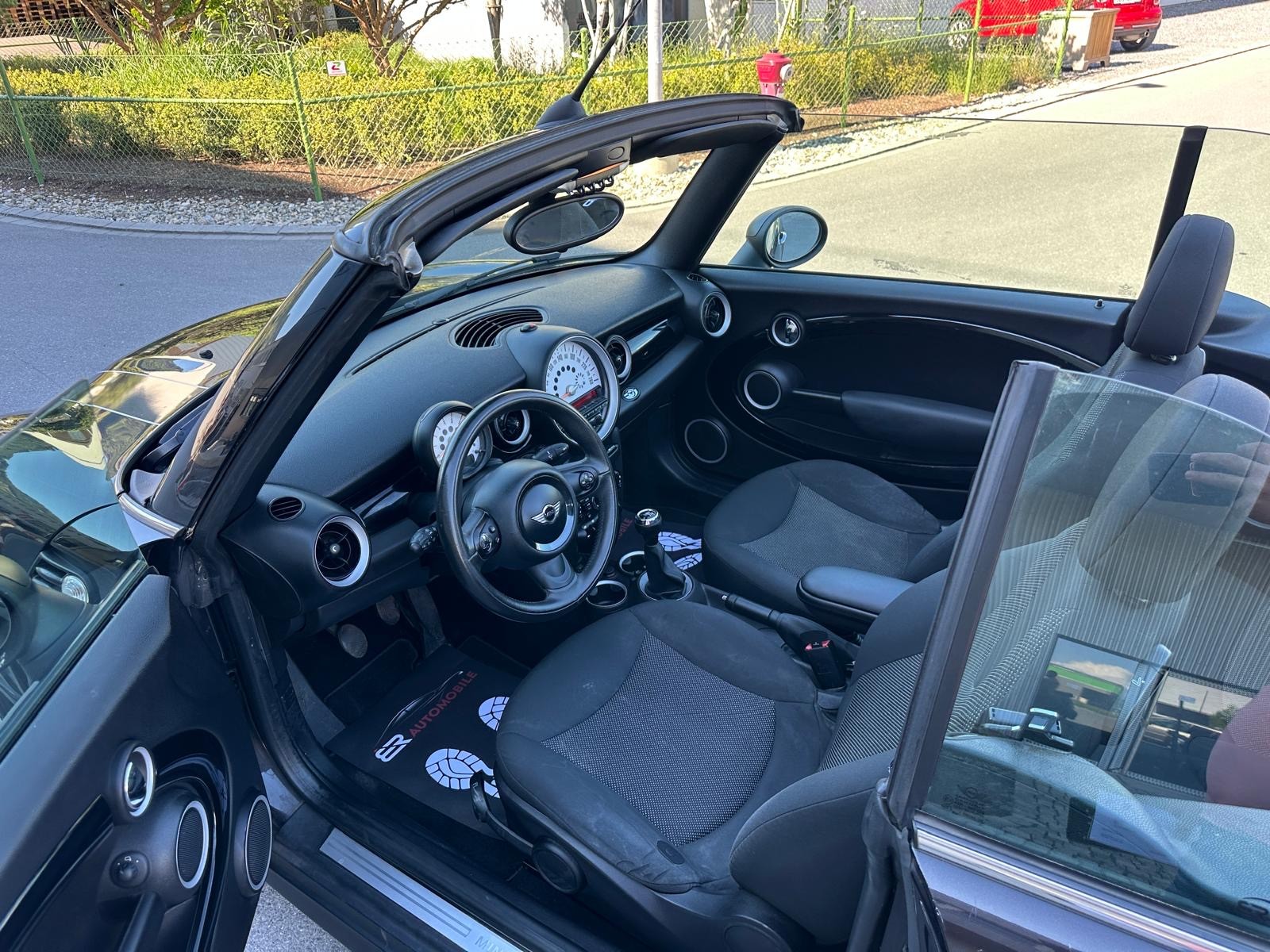 MINI One Cabriolet-image-9