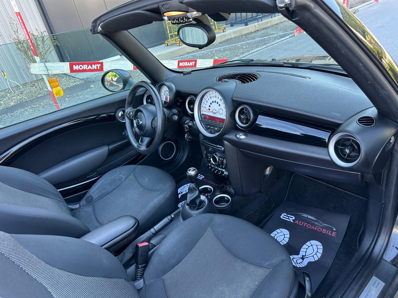 MINI One Cabriolet-image-10