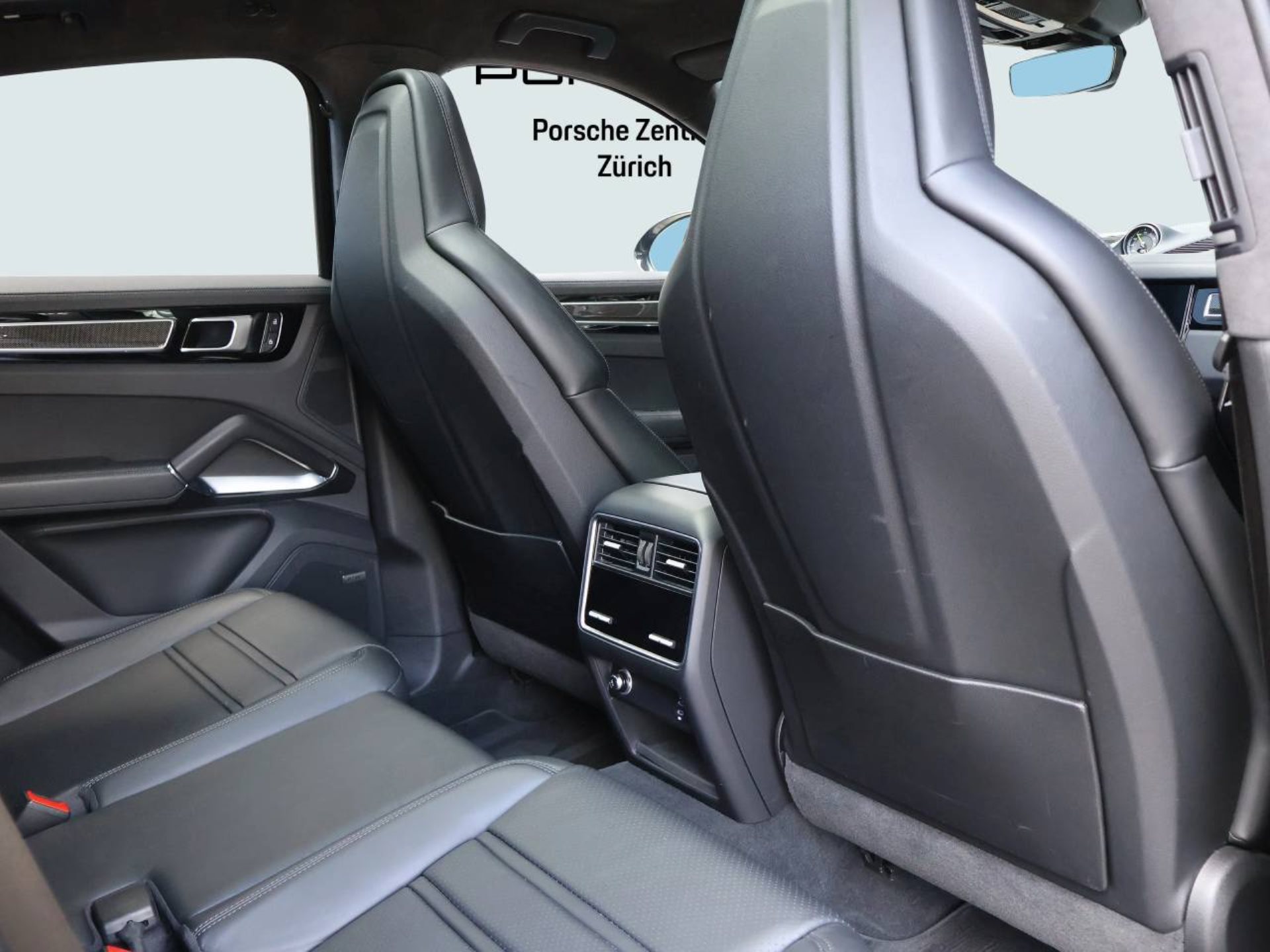 PORSCHE Cayenne Turbo S E-Hybrid Coupé-image-15