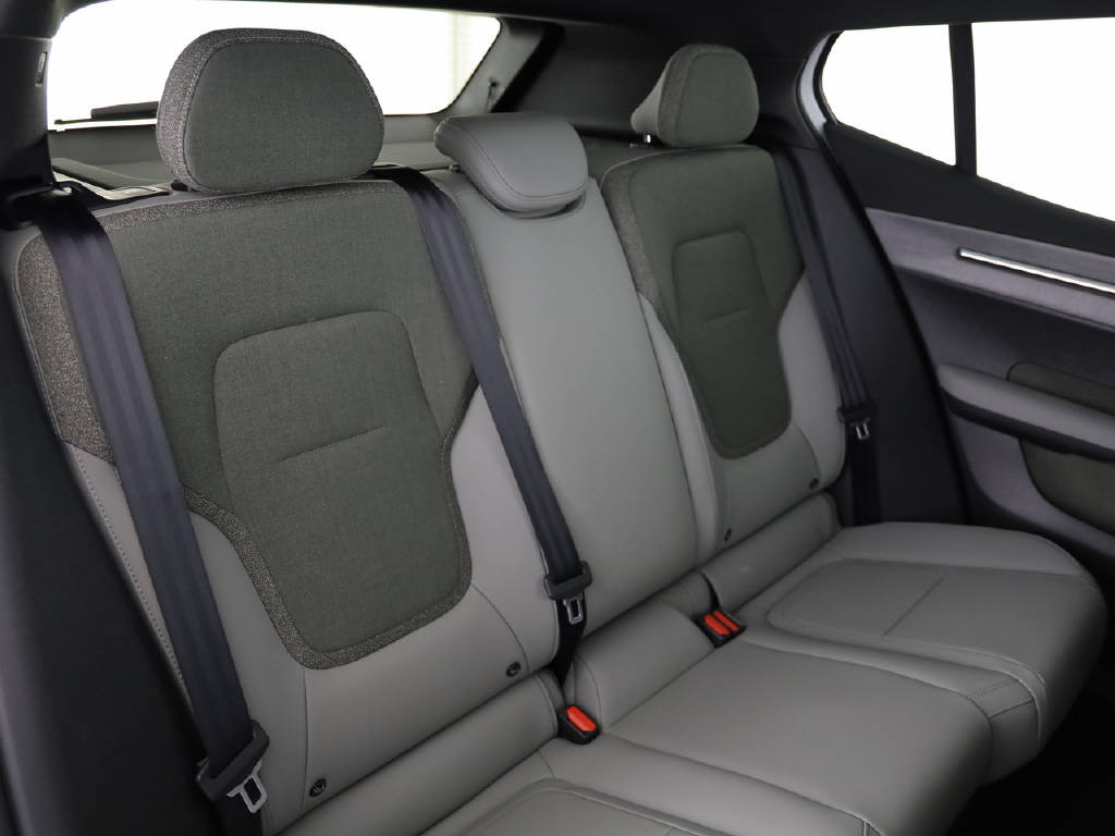 VOLVO EX 30 Cross Country P8 Ultra AWD-image-16