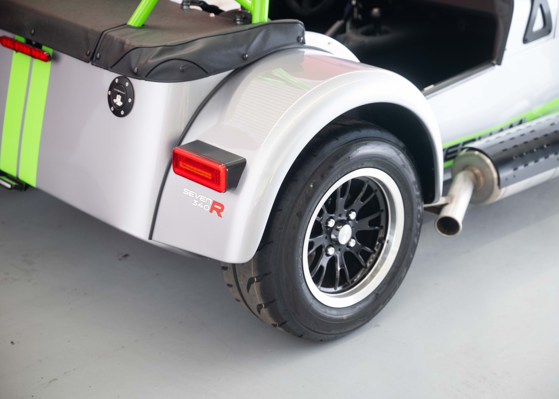 CATERHAM Seven 340R SV (MY26, Swiss new car, Chainmail Silver exclusive paint, Signature Sport Hex seats, 24-month factory warranty)-image-14