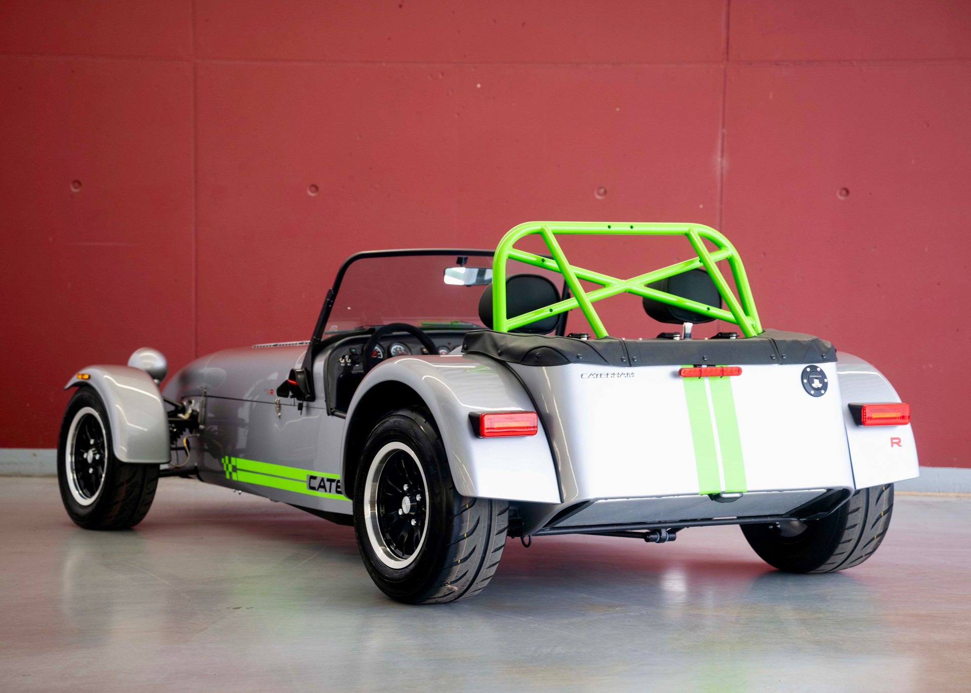 CATERHAM Seven 340R SV (MY26, Swiss new car, Chainmail Silver exclusive paint, Signature Sport Hex seats, 24-month factory warranty)-showroom-element-1