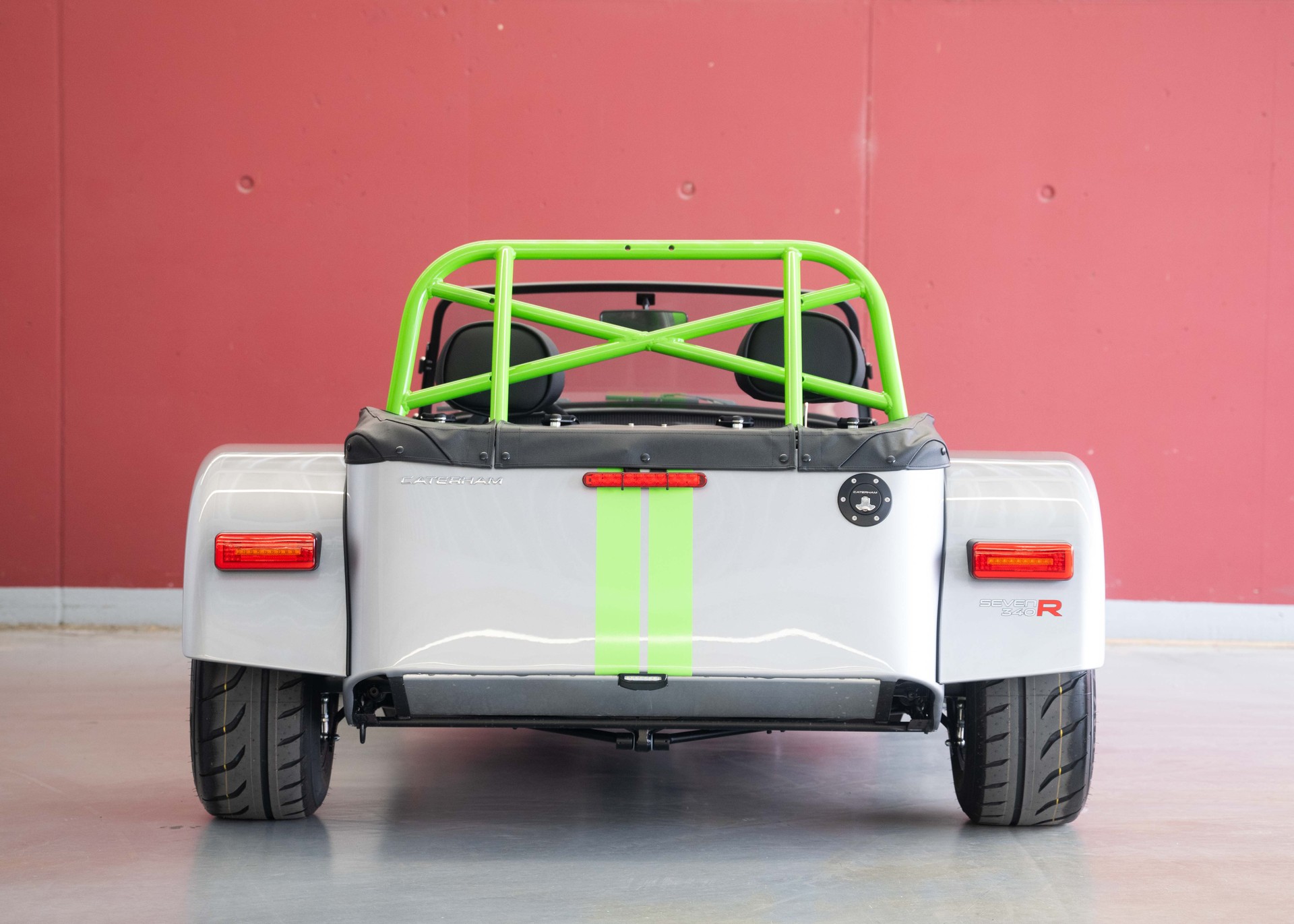 CATERHAM Seven 340R SV (MY26, Swiss new car, Chainmail Silver exclusive paint, Signature Sport Hex seats, 24-month factory warranty)-showroom-element-3