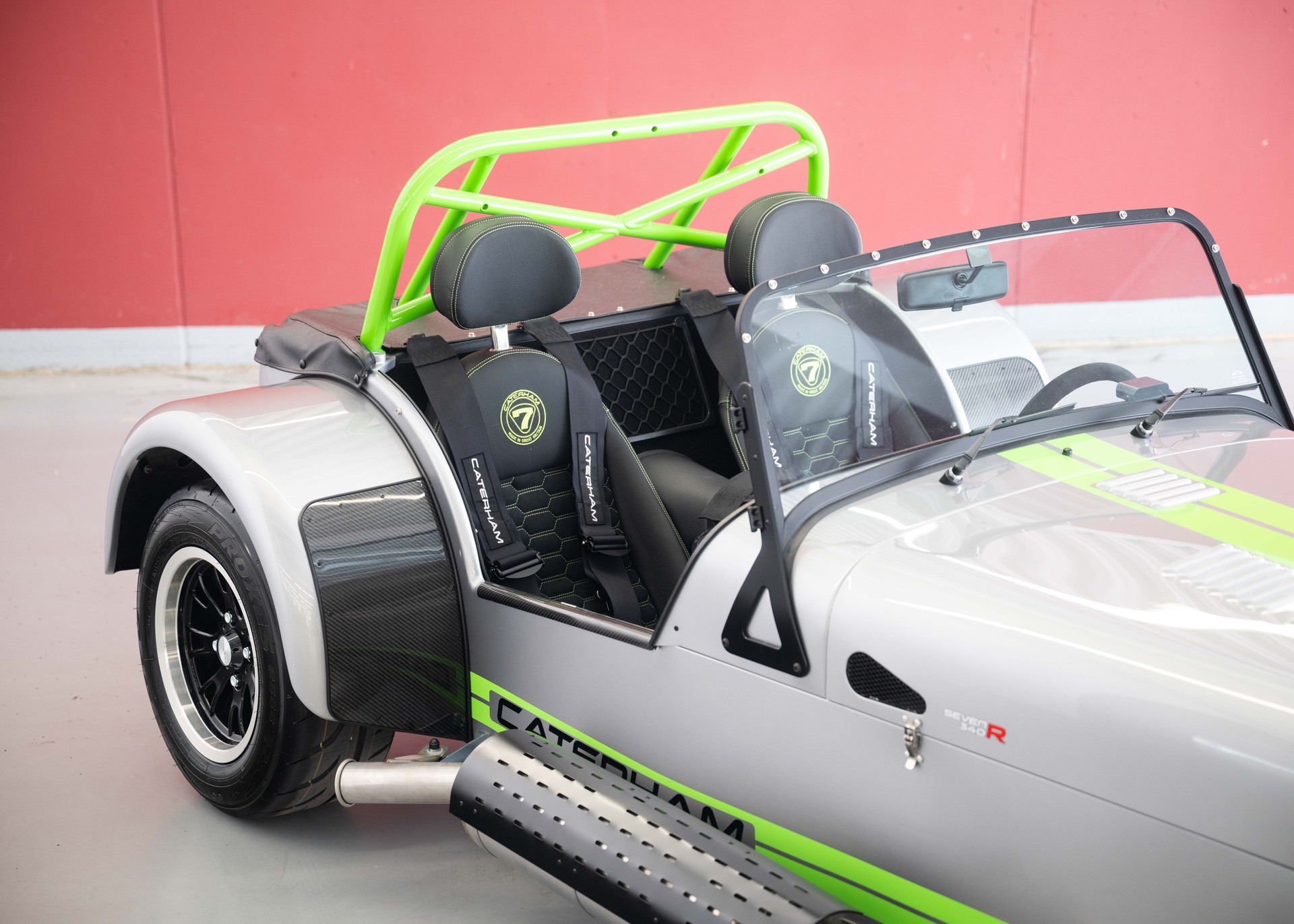 CATERHAM Seven 340R SV (MY26, Swiss new car, Chainmail Silver exclusive paint, Signature Sport Hex seats, 24-month factory warranty)-image-12
