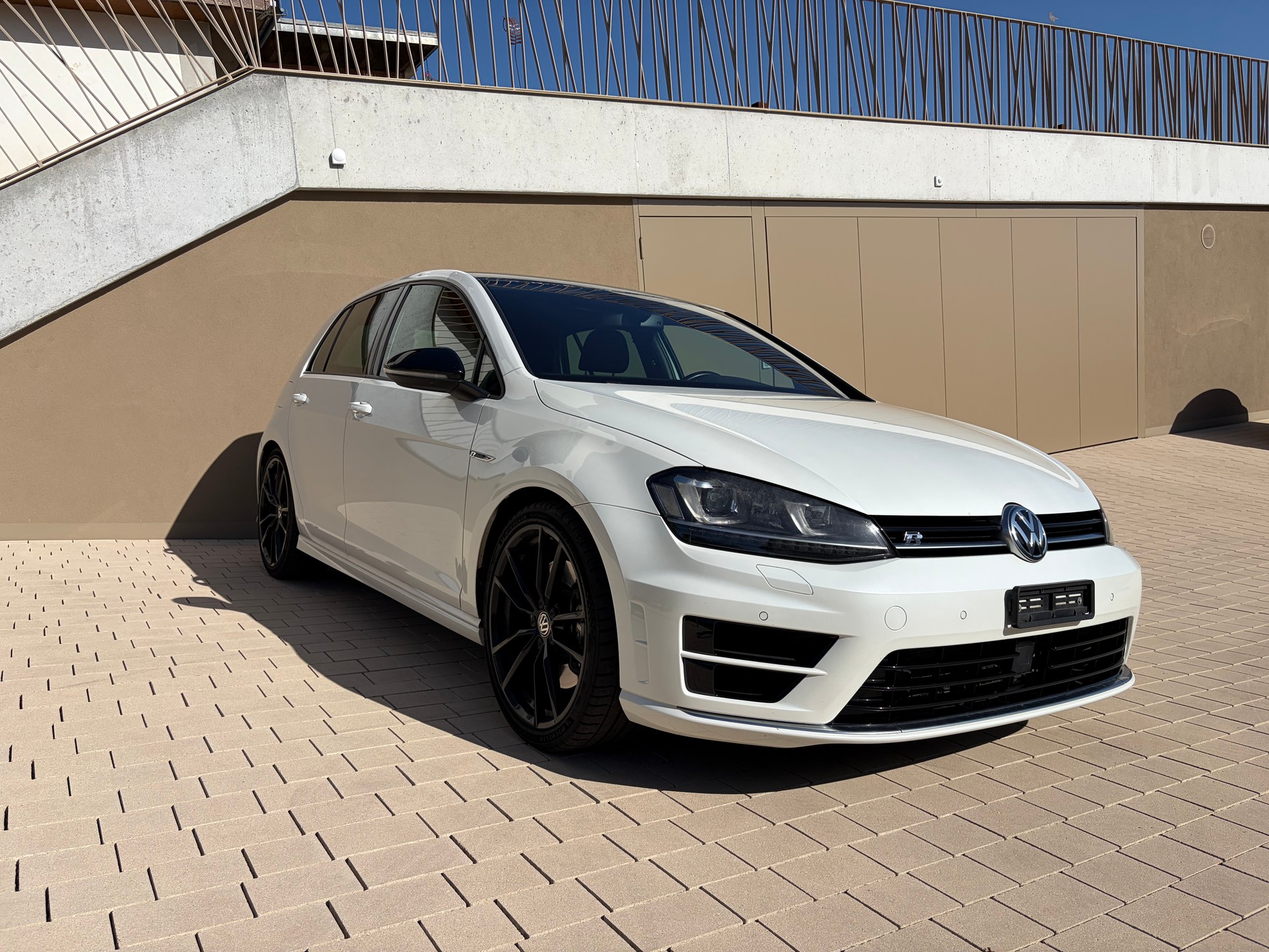 VW 2.0 TSI R DSG 4motion-image-0