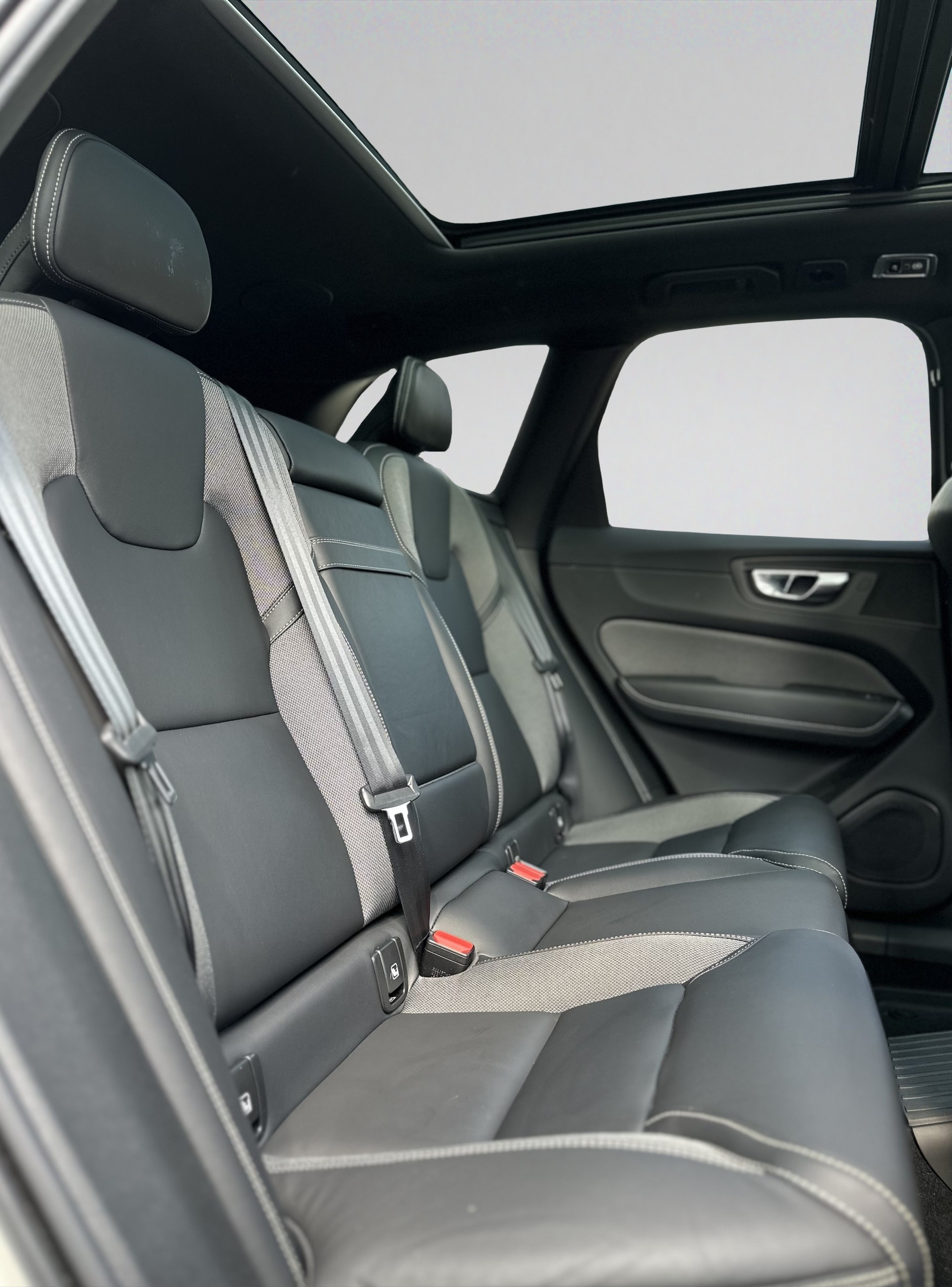 VOLVO XC60 T6 eAWD R-Design Geartronic-image-8