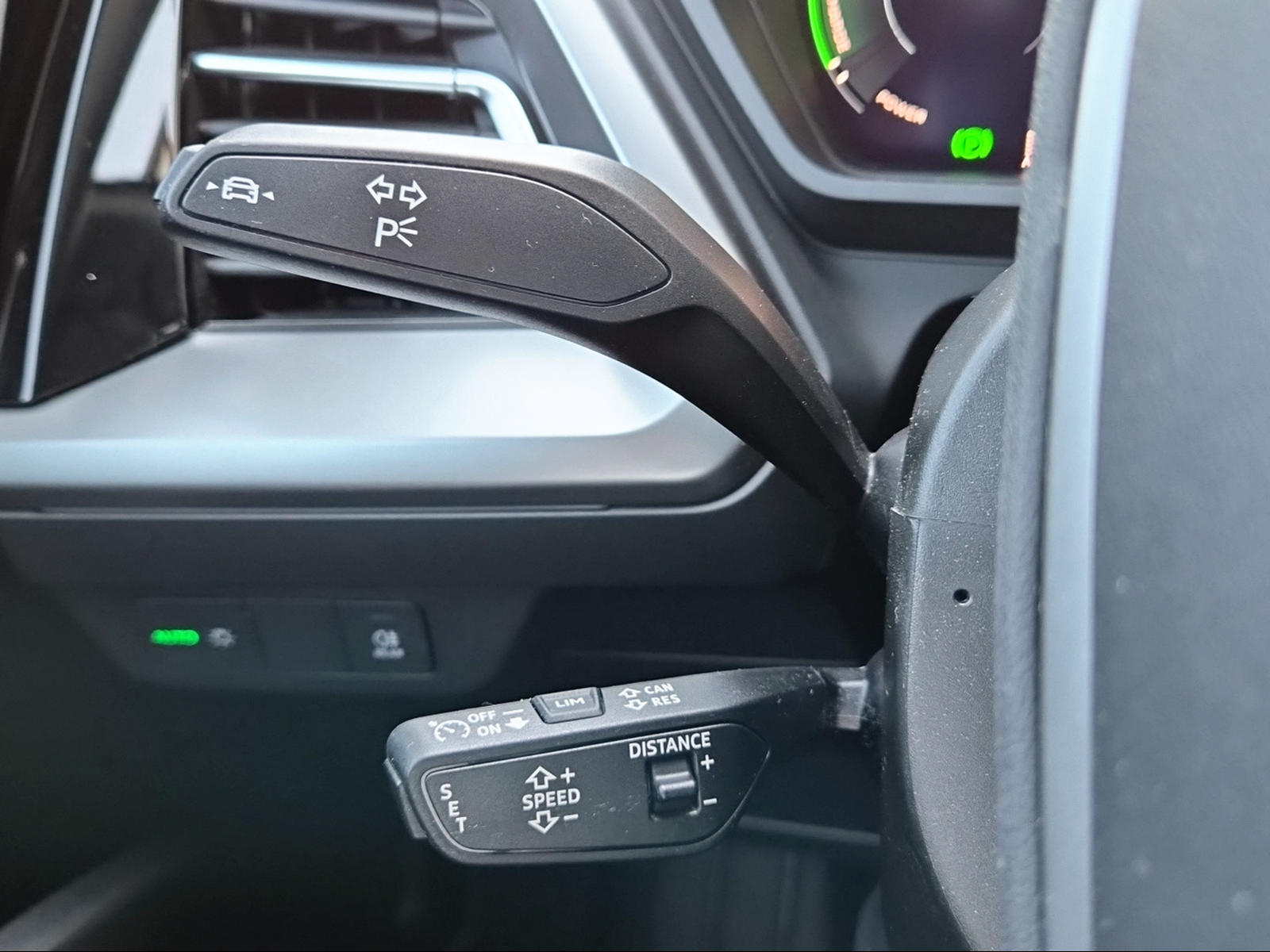 AUDI Q4 e-tron 45 quattro Mythosschwarz Metallic-image-15