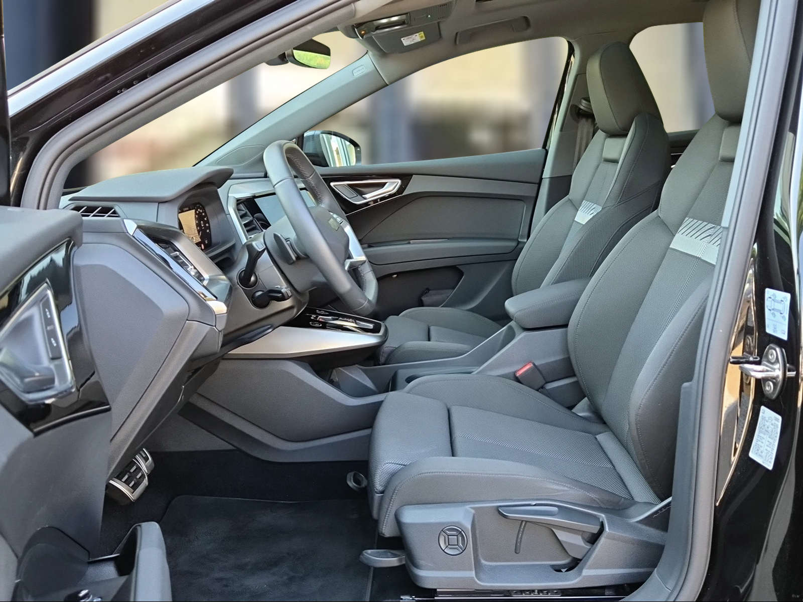AUDI Q4 e-tron 45 quattro Mythosschwarz Metallic-image-8