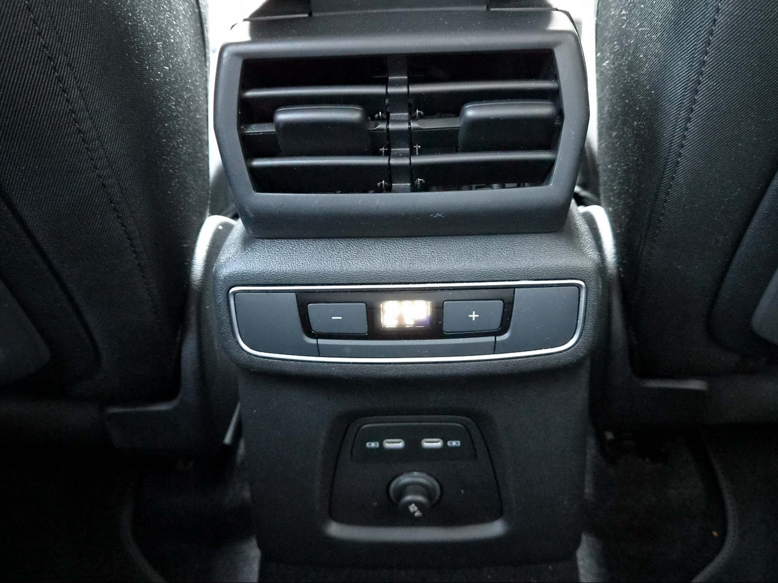 AUDI Q4 e-tron 45 quattro Mythosschwarz Metallic-image-16