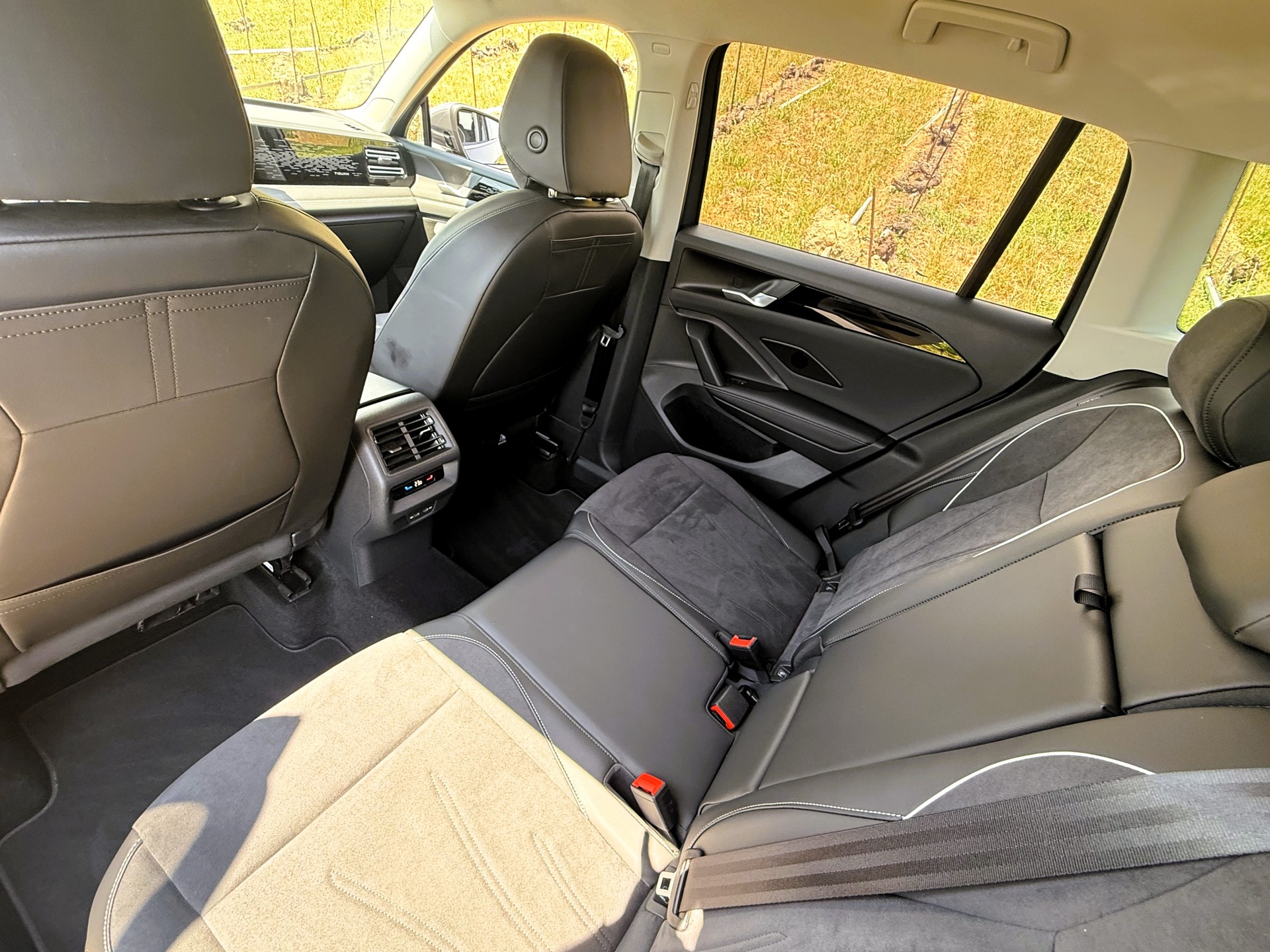VW Tiguan 2.0 TDI SCR Elegance 4Motion DSG-image-21