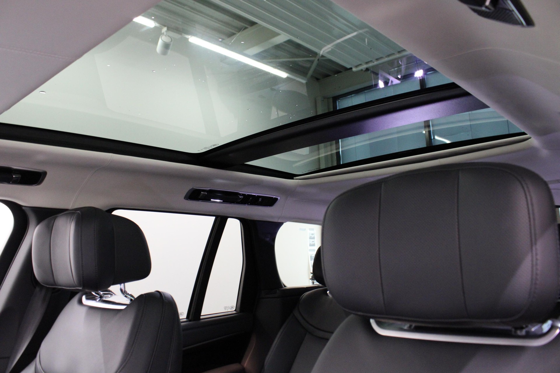 LAND ROVER Range Rover 4.4 V8 Autobiography-image-6