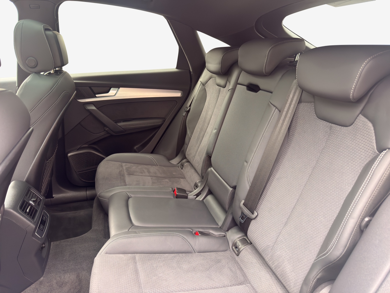 AUDI Q5 Sportback 45 TFSI S line quattro S-tronic-image-11