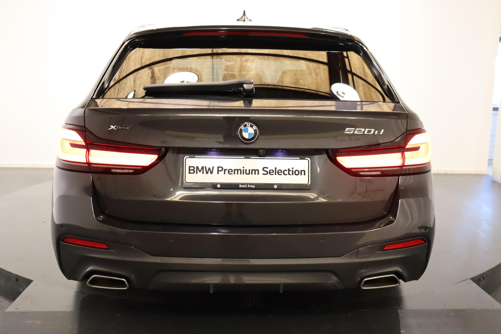 BMW 520d xDrive Touring-image-2
