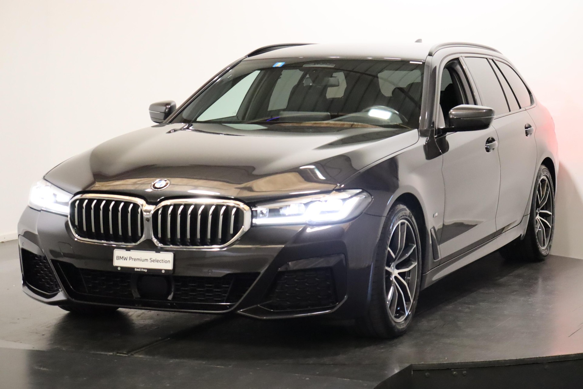 BMW 520d xDrive Touring-image-13