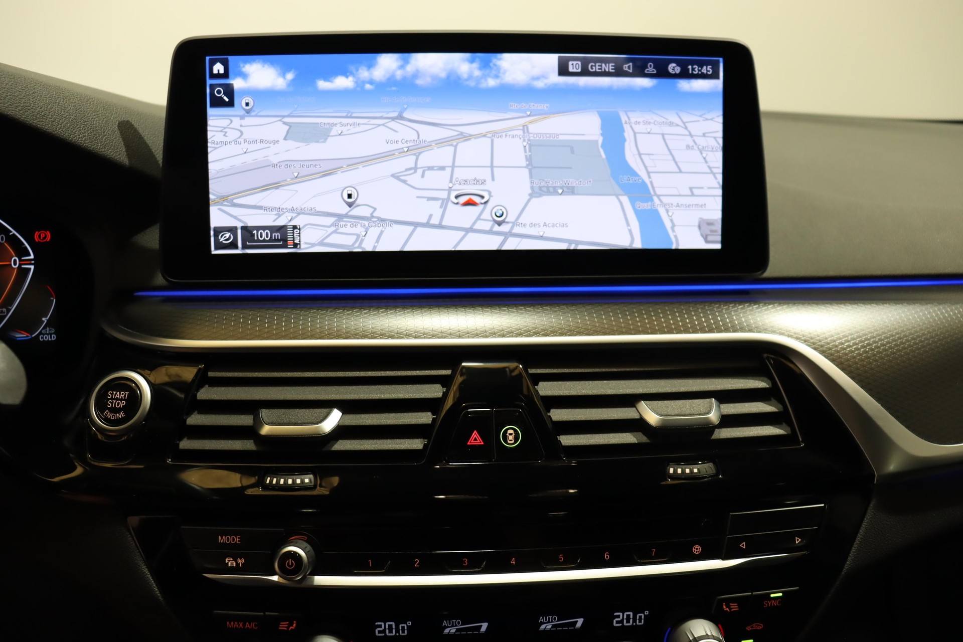BMW 520d xDrive Touring-image-12