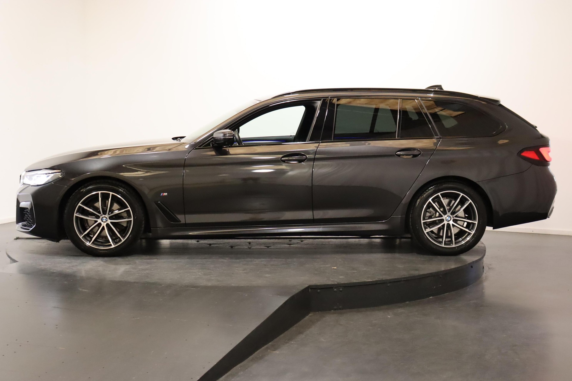 BMW 520d xDrive Touring-image-0