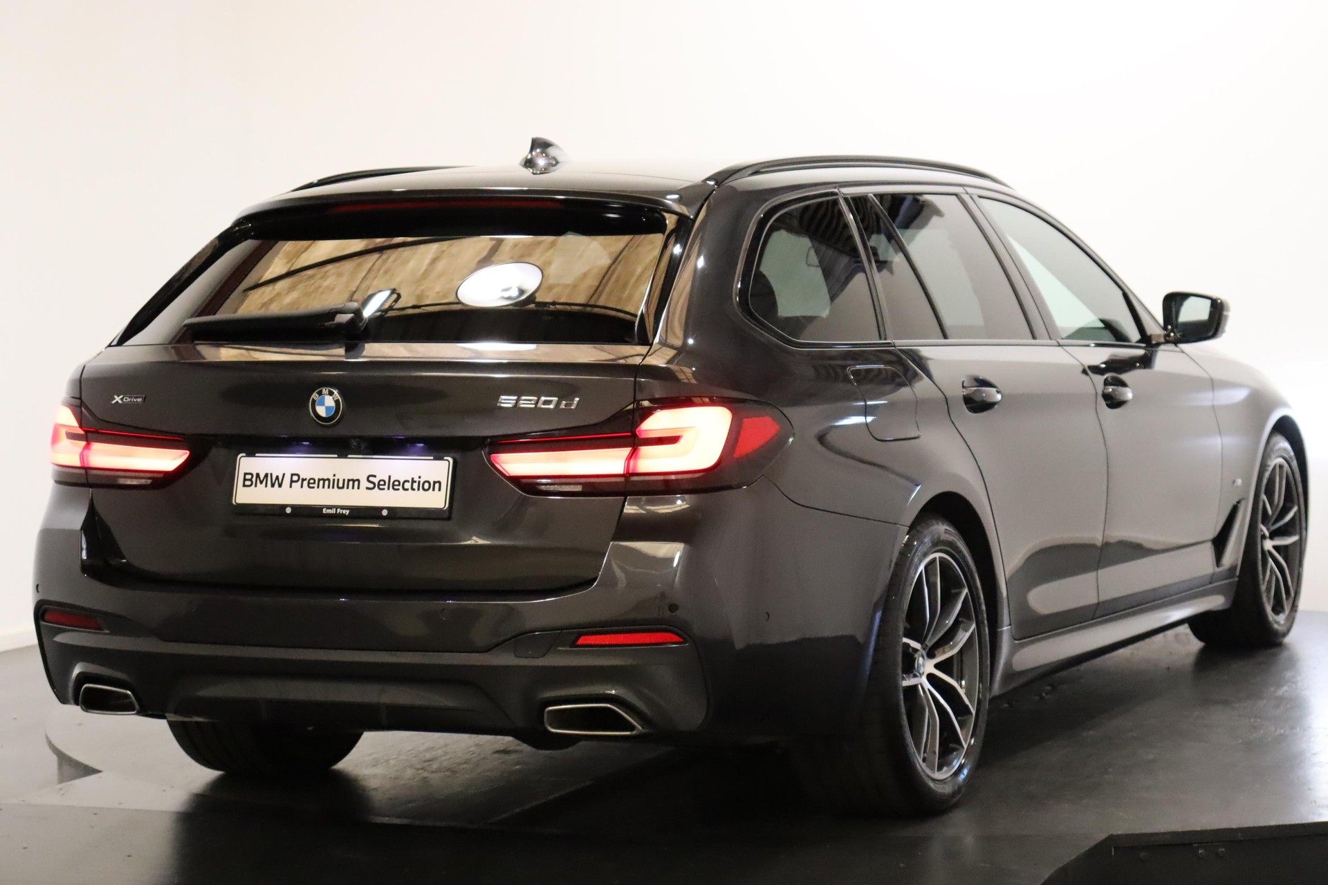 BMW 520d xDrive Touring-image-1