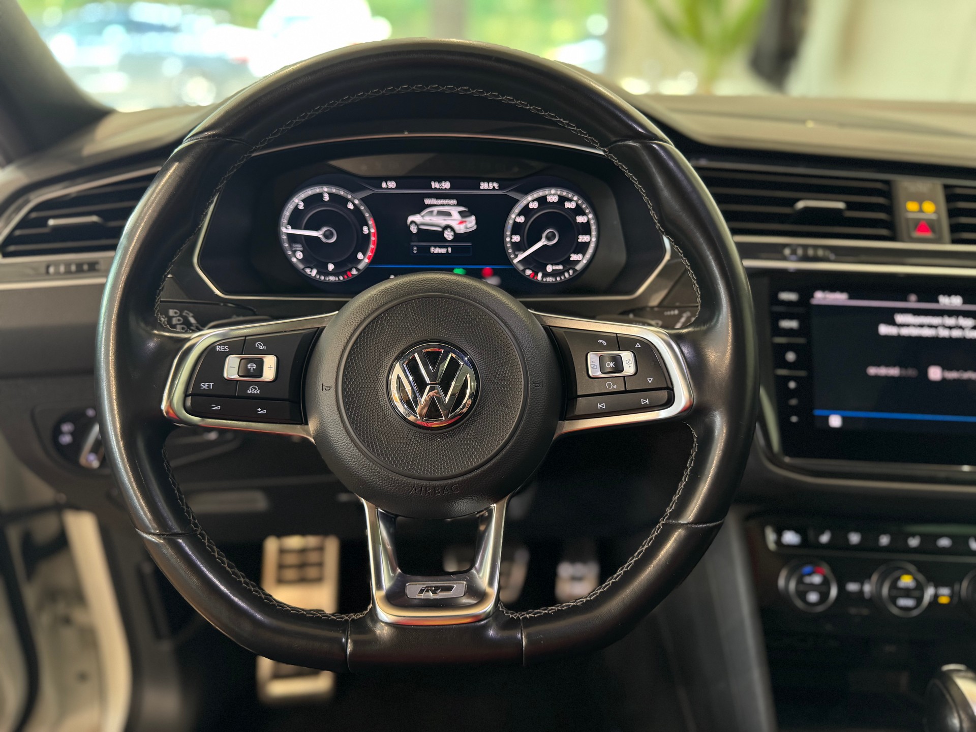 VW Tiguan 2.0 TDI SCR Highline R LINE 4Motion DSG || CH-FZG || HEAD UP || 360 || AHK || PANORAMA || DYNAUDIO-image-19