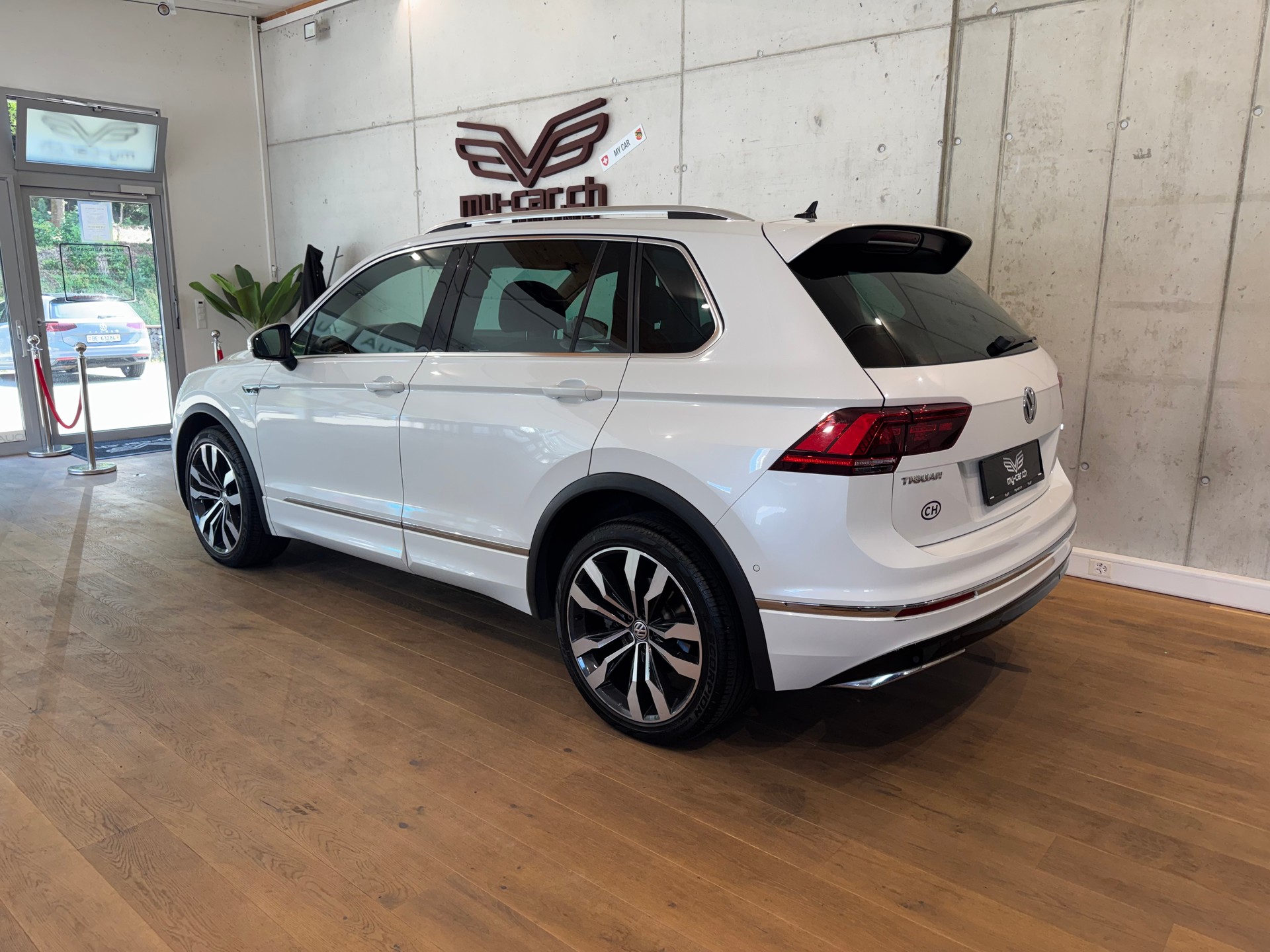 VW Tiguan 2.0 TDI SCR Highline R LINE 4Motion DSG || CH-FZG || HEAD UP || 360 || AHK || PANORAMA || DYNAUDIO-image-6