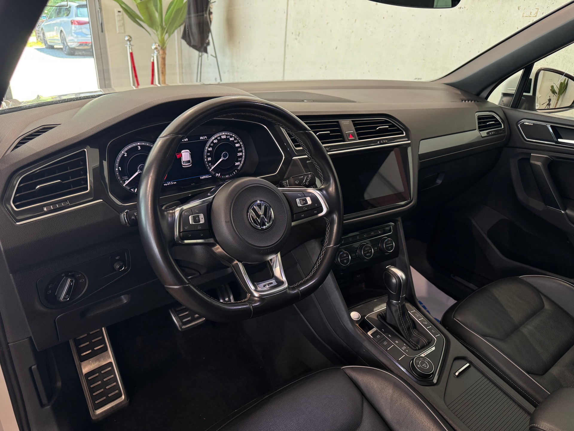 VW Tiguan 2.0 TDI SCR Highline R LINE 4Motion DSG || CH-FZG || HEAD UP || 360 || AHK || PANORAMA || DYNAUDIO-image-17