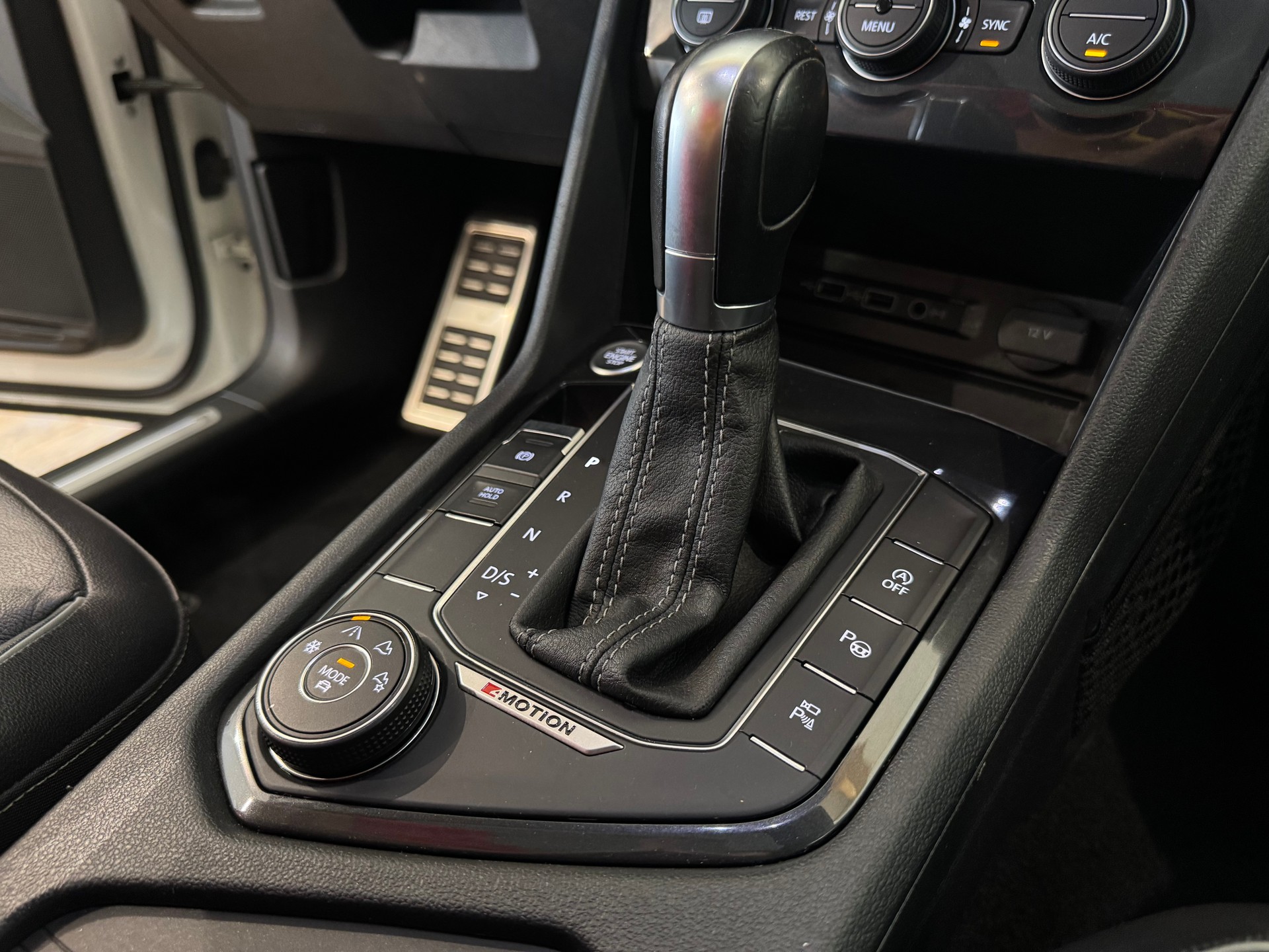 VW Tiguan 2.0 TDI SCR Highline R LINE 4Motion DSG || CH-FZG || HEAD UP || 360 || AHK || PANORAMA || DYNAUDIO-image-23