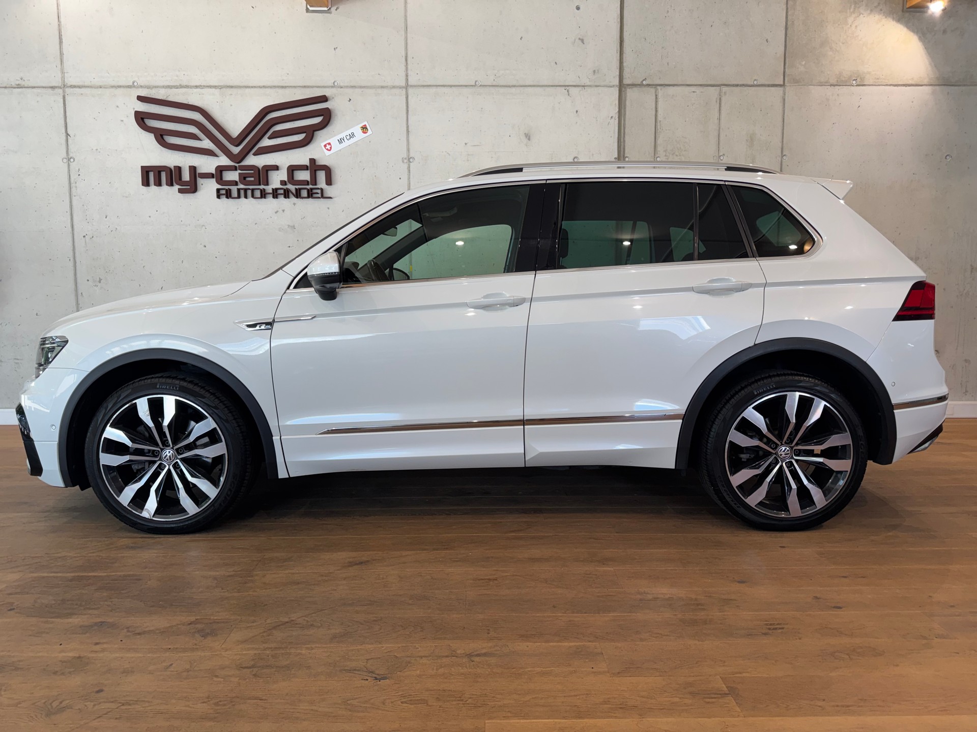 VW Tiguan 2.0 TDI SCR Highline R LINE 4Motion DSG || CH-FZG || HEAD UP || 360 || AHK || PANORAMA || DYNAUDIO-image-3