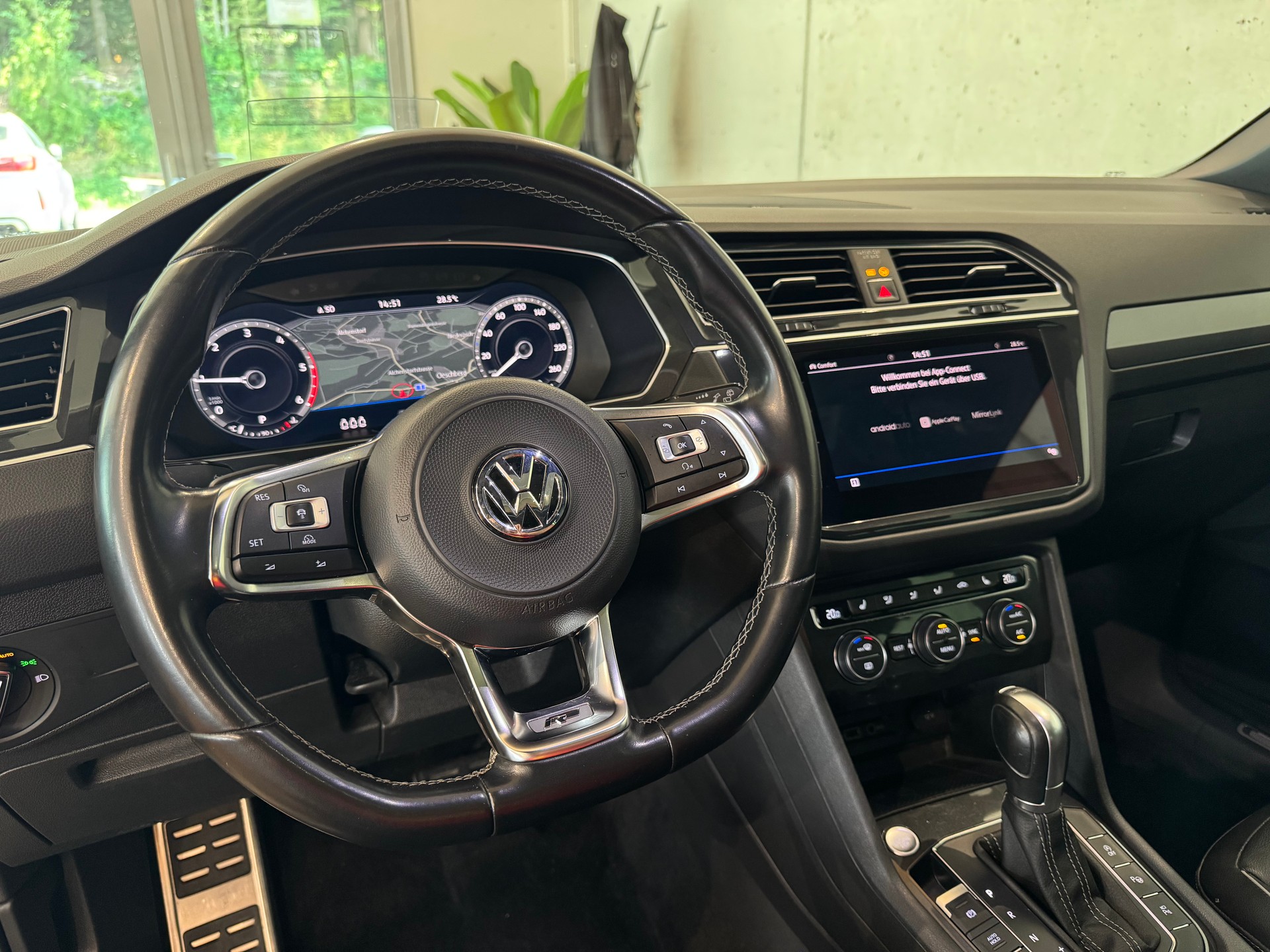 VW Tiguan 2.0 TDI SCR Highline R LINE 4Motion DSG || CH-FZG || HEAD UP || 360 || AHK || PANORAMA || DYNAUDIO-image-21