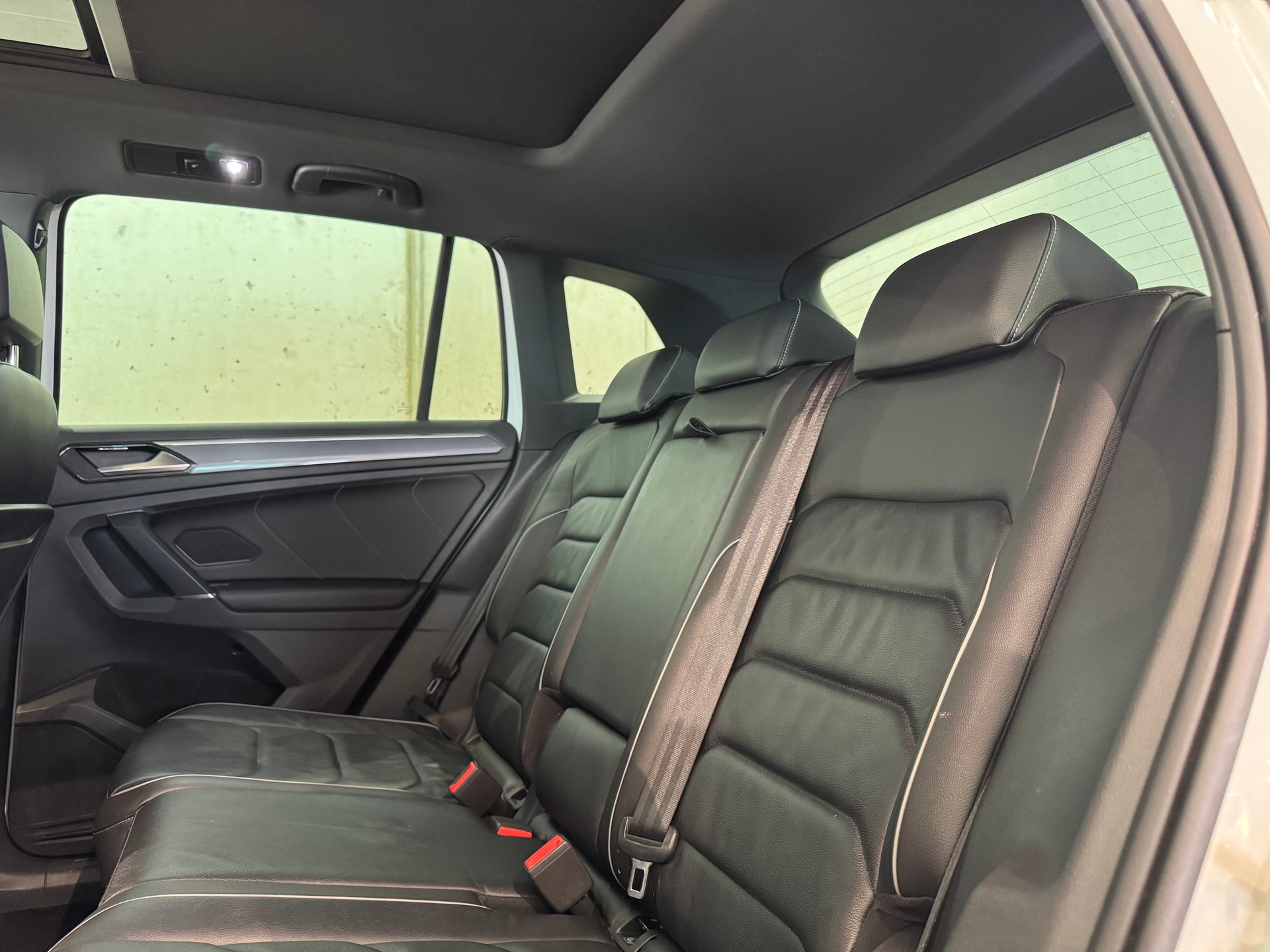 VW Tiguan 2.0 TDI SCR Highline R LINE 4Motion DSG || CH-FZG || HEAD UP || 360 || AHK || PANORAMA || DYNAUDIO-image-28