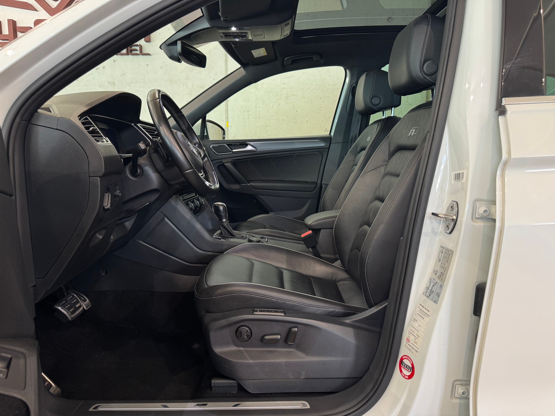 VW Tiguan 2.0 TDI SCR Highline R LINE 4Motion DSG || CH-FZG || HEAD UP || 360 || AHK || PANORAMA || DYNAUDIO-image-16