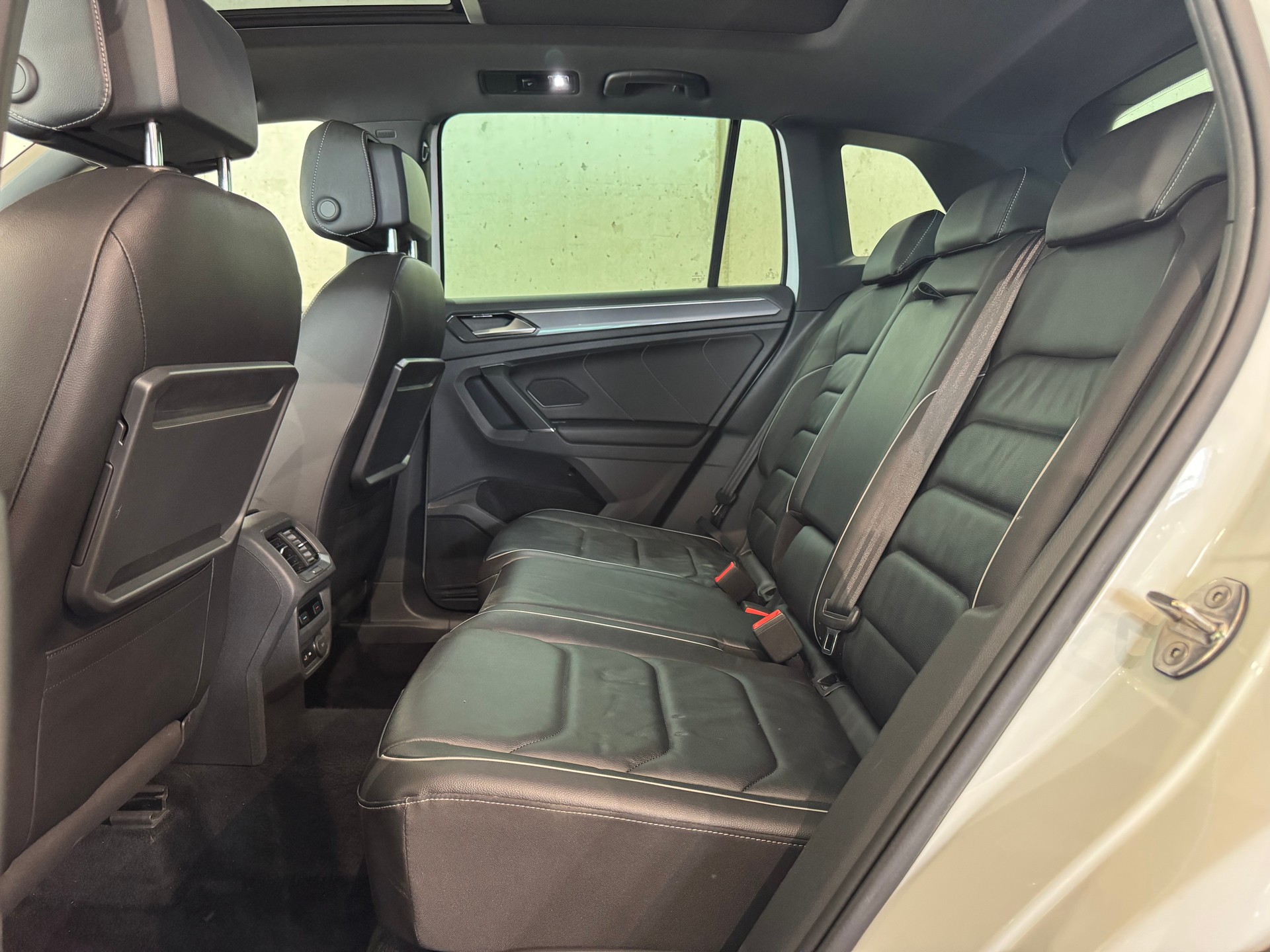 VW Tiguan 2.0 TDI SCR Highline R LINE 4Motion DSG || CH-FZG || HEAD UP || 360 || AHK || PANORAMA || DYNAUDIO-image-26
