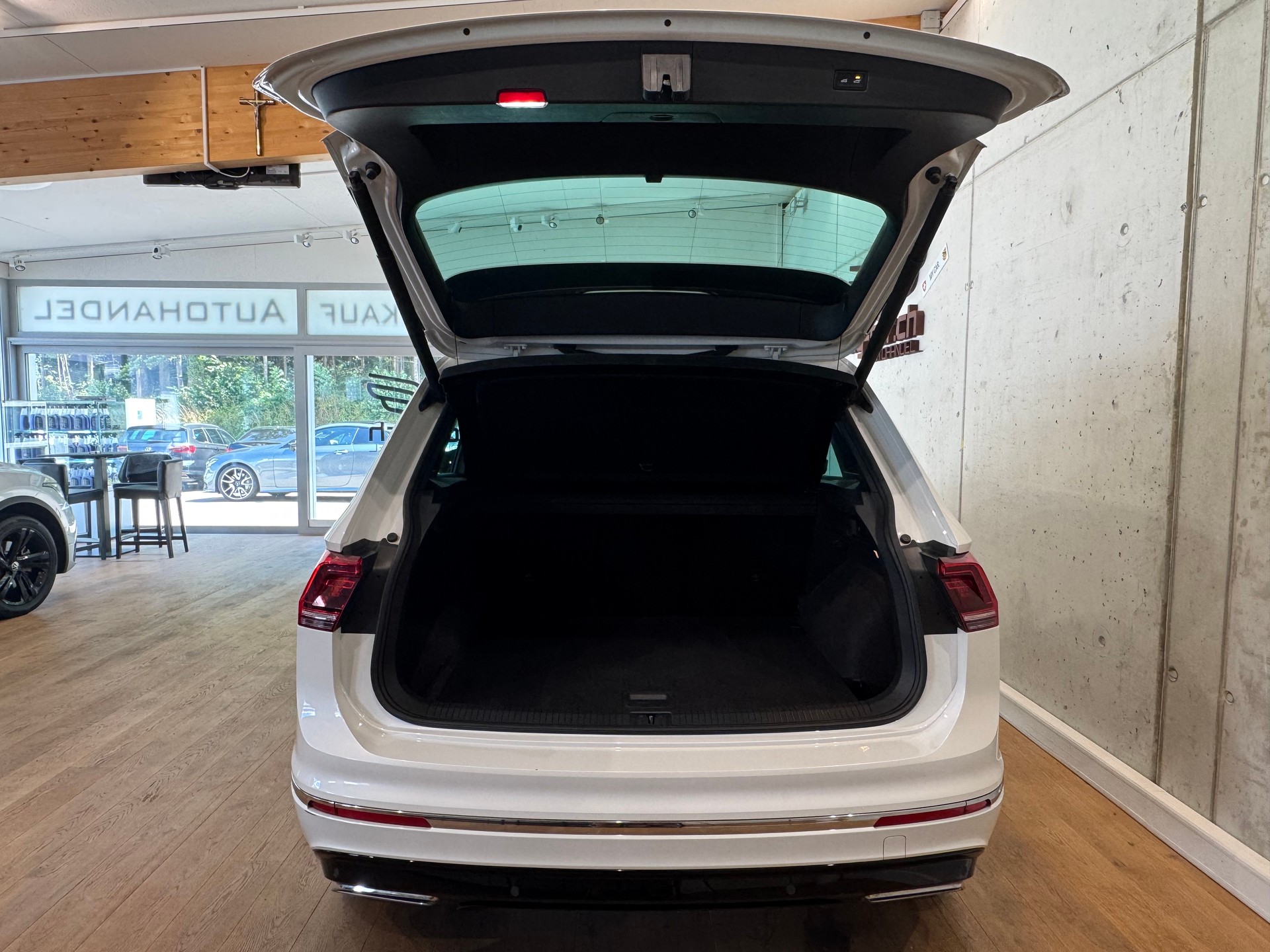 VW Tiguan 2.0 TDI SCR Highline R LINE 4Motion DSG || CH-FZG || HEAD UP || 360 || AHK || PANORAMA || DYNAUDIO-image-8