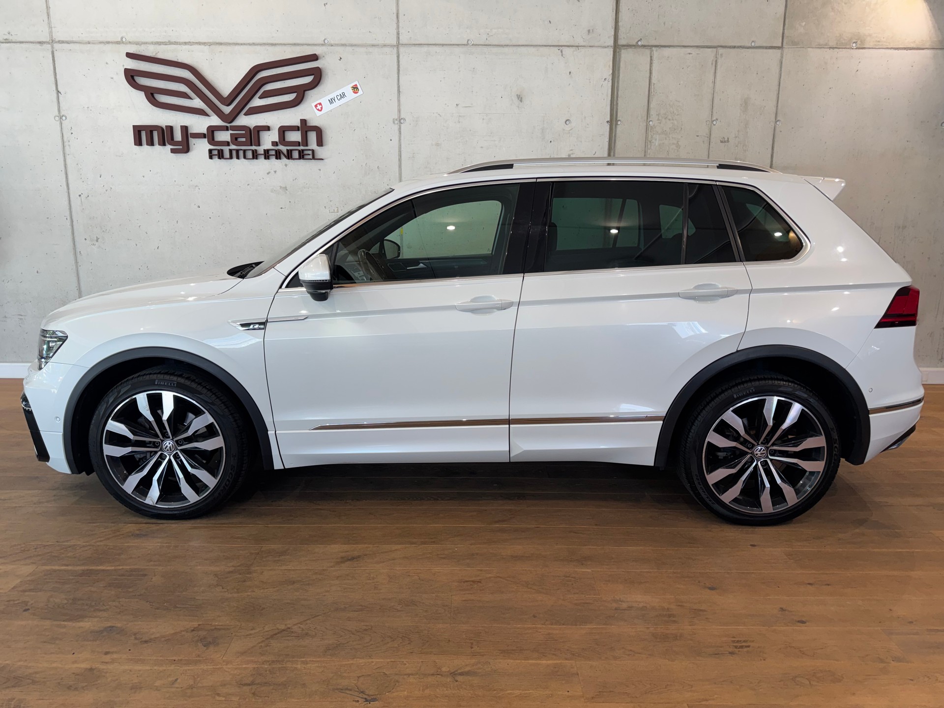 VW Tiguan 2.0 TDI SCR Highline R LINE 4Motion DSG || CH-FZG || HEAD UP || 360 || AHK || PANORAMA || DYNAUDIO-image-4