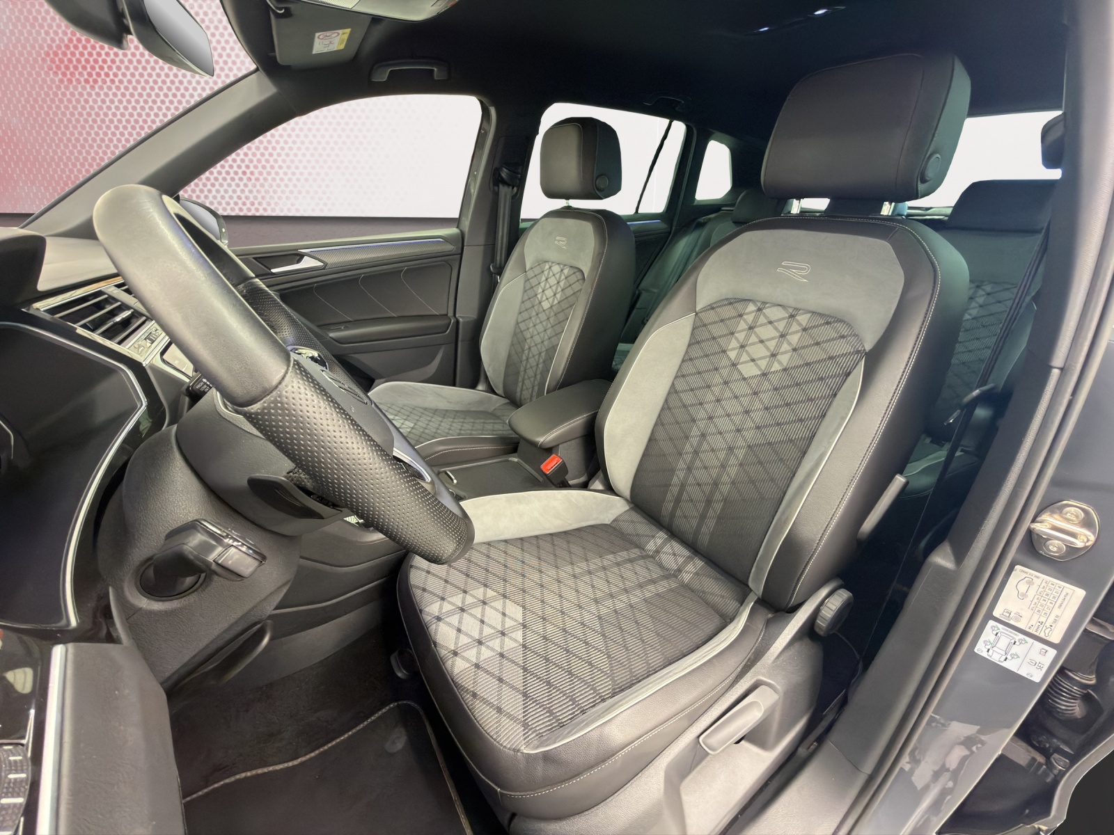 VW Tiguan 2.0 TDI SCR R-Line 4Motion DSG-image-11