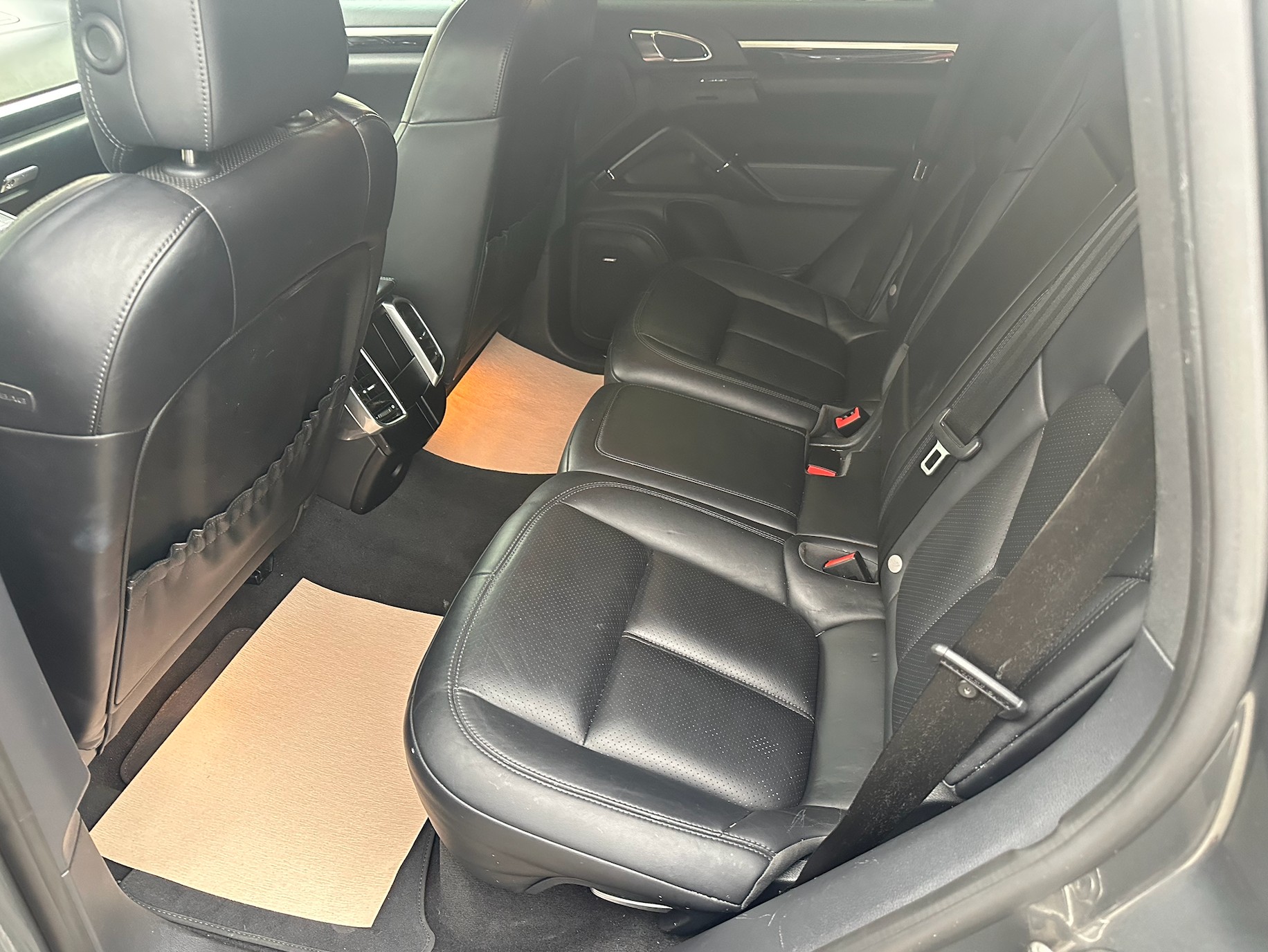 PORSCHE Cayenne S E-Hybrid Platinum Edition-image-14