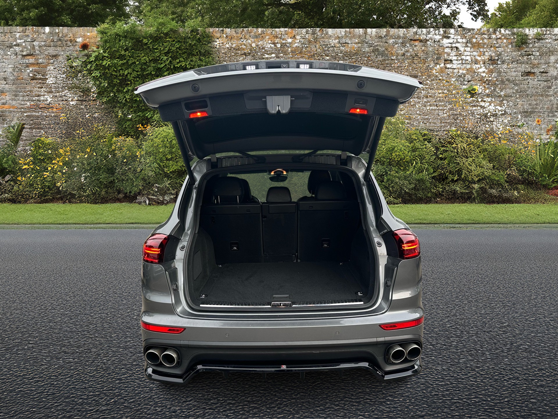 PORSCHE Cayenne S E-Hybrid Platinum Edition-image-15