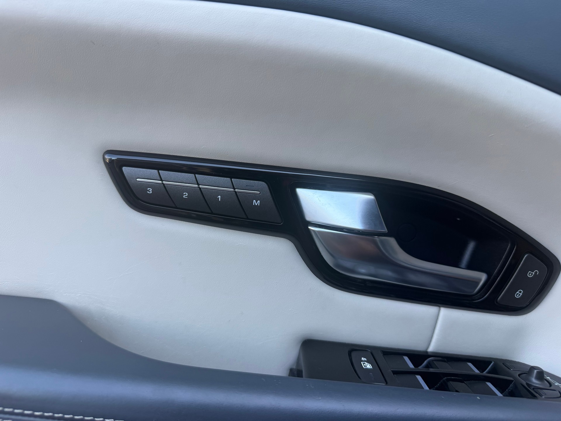 LAND ROVER Range Rover Evoque Convert. 2.0Si4 HSE Dynamic AT9-image-11
