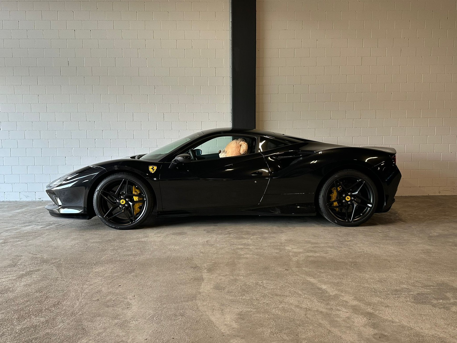 FERRARI F8 Tributo Traumausstattung-image-0