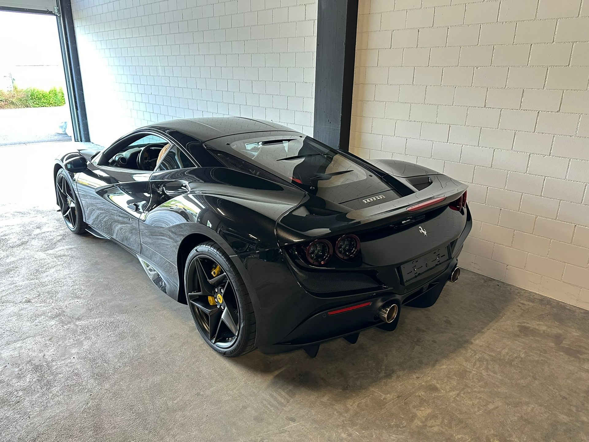 FERRARI F8 Tributo Traumausstattung-image-3