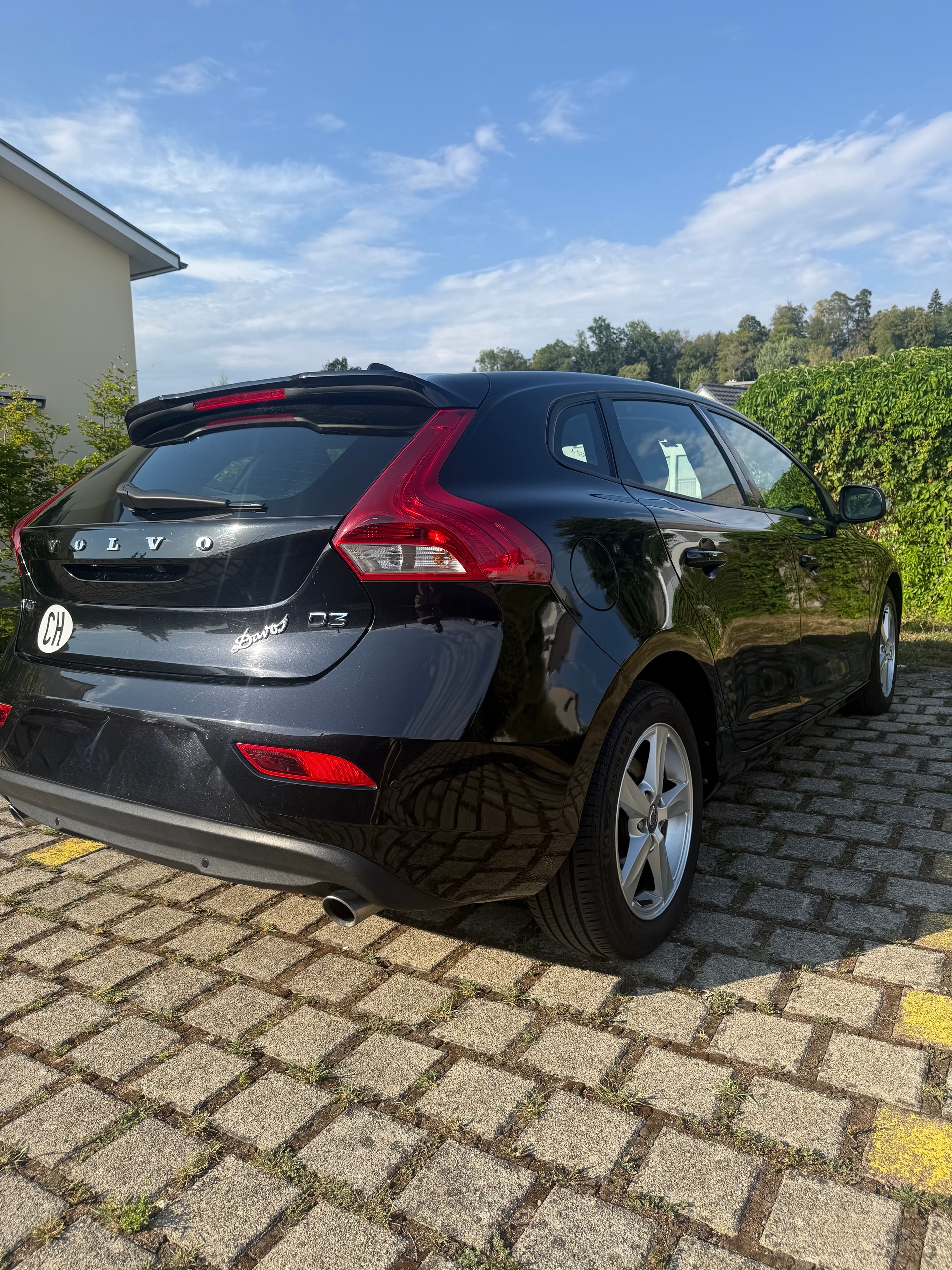 VOLVO V40-image-1