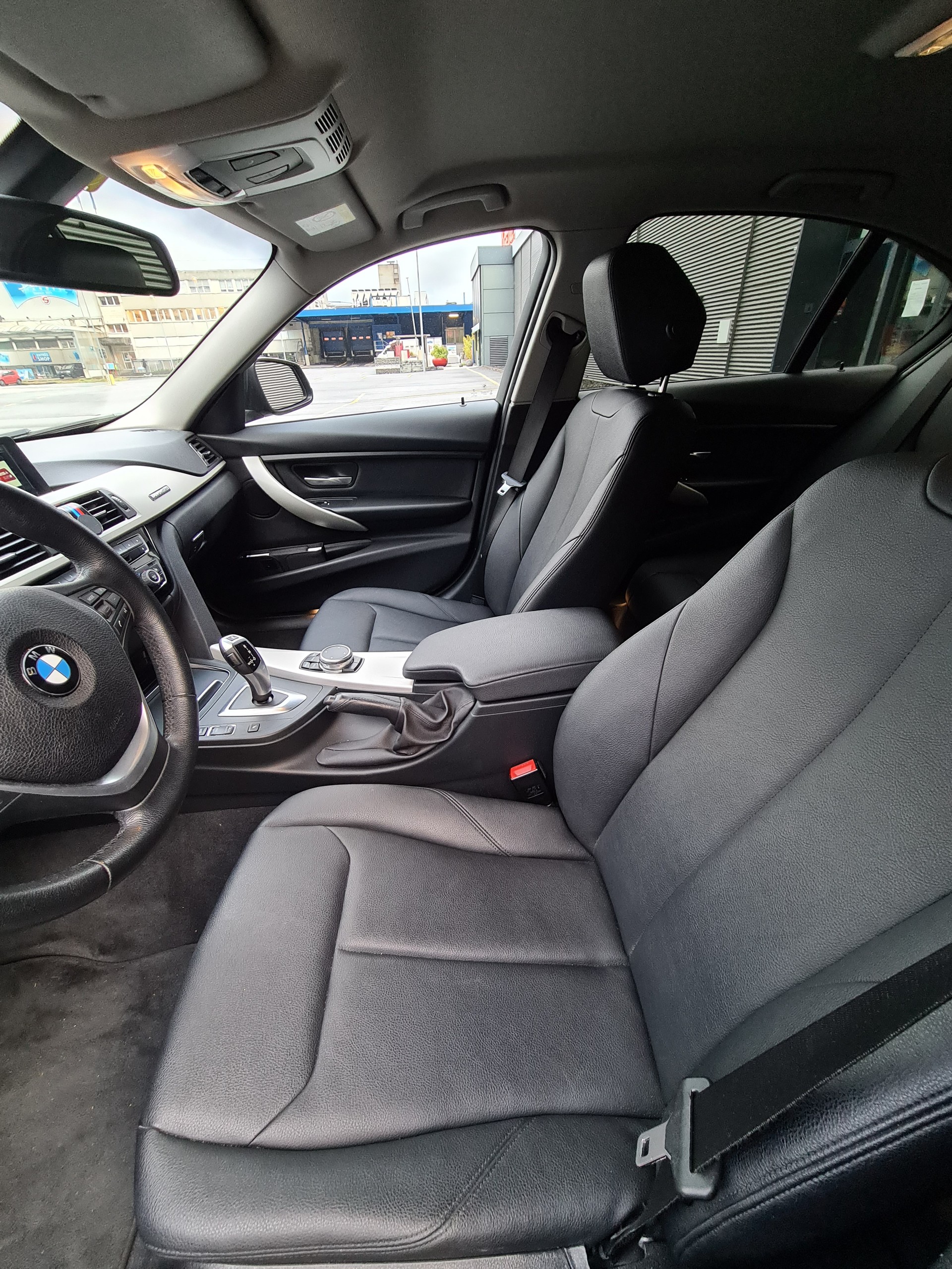 BMW 320i xDrive Steptronic Facelift-image-4