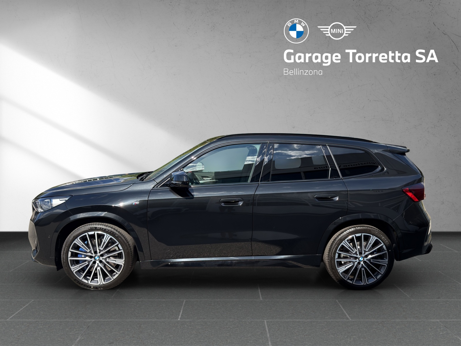 BMW X1 xDrive M35i-showroom-element-1