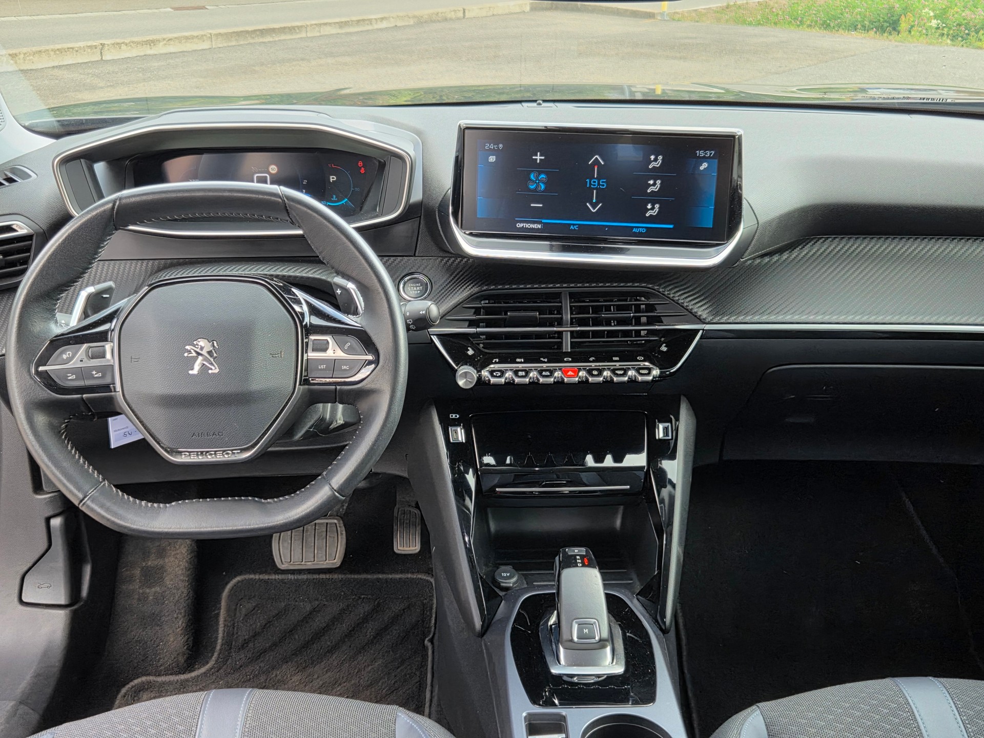 PEUGEOT 2008 1.2 PureTech Allure EAT8-image-10